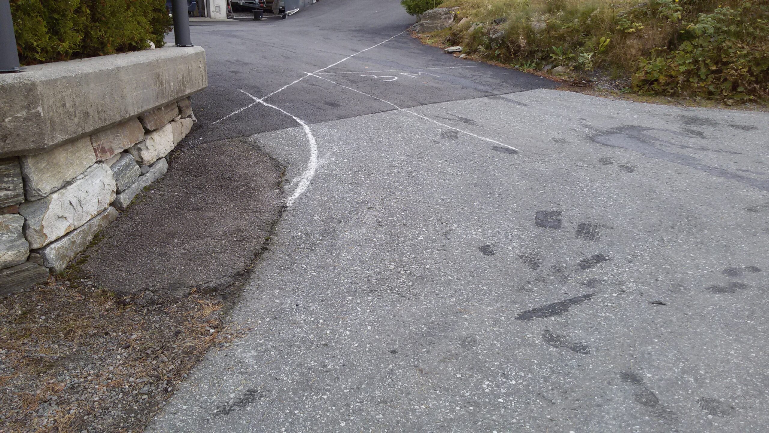 Denne innkjørselen har skapt uenighet mellom naboene. Foto: Anne Madsen