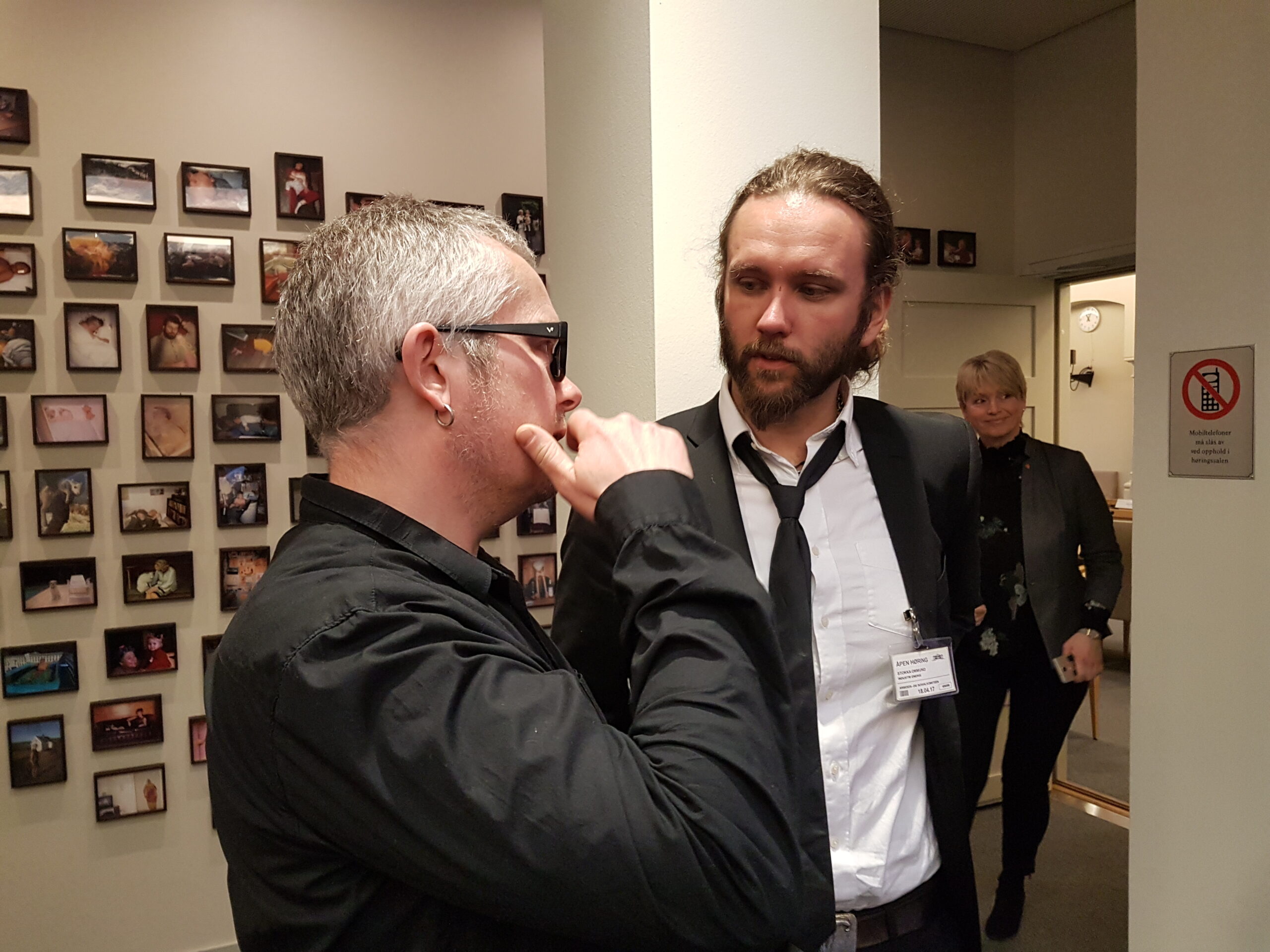 Håkon Bjerkeli og Ommund Stokka (th) diskuterer innleggene på høringen i en av pausene.