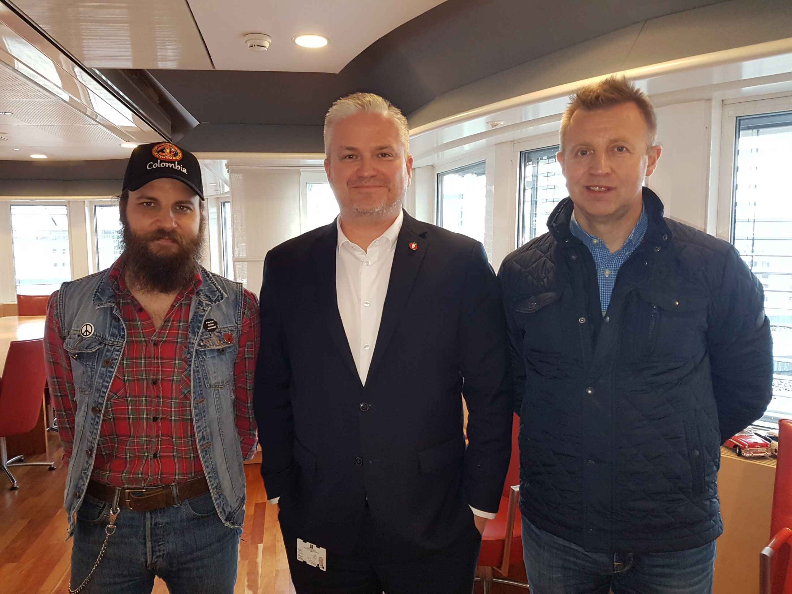 Forbundssekretær Henrik Fjeldsbø (fv), statssekretær Tom Cato Karlsen og forbundsleder Frode Alfheim diskuterte tirsdag det europeiske helikopterregelverket Hofo. Foto: Atle Espen Helgesen