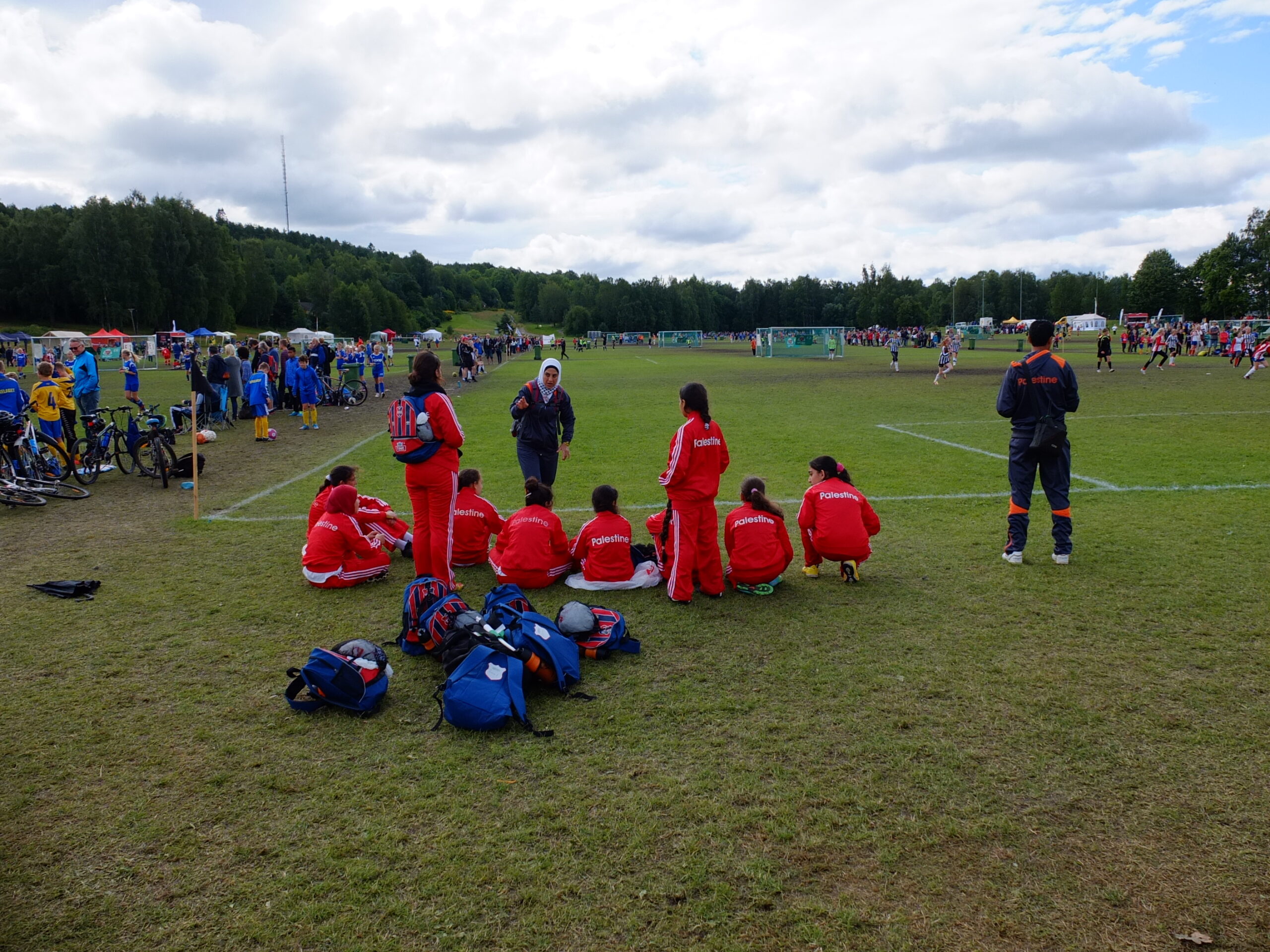 Jentelaget Sabra & Shatila Survivors fra flykningeleiren i Libanon forbereder seg til å spille kamp under årets Norway Cup 2015.