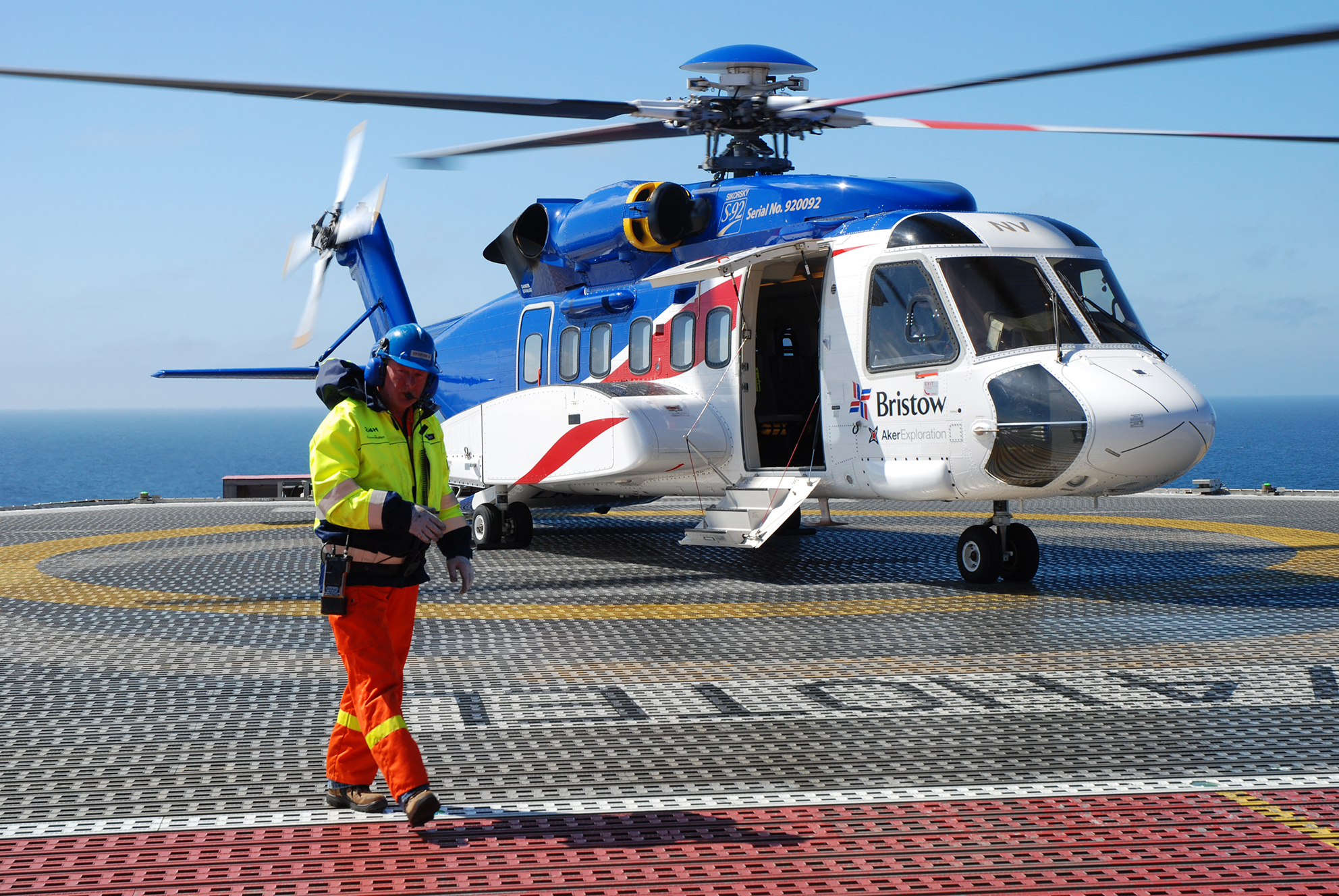 Oljearbeiderne møter strenge restriksjoner av hensyn til smittevern på jobb, men ikke på helikopterturen. Foto: Atle Espen Helgesen