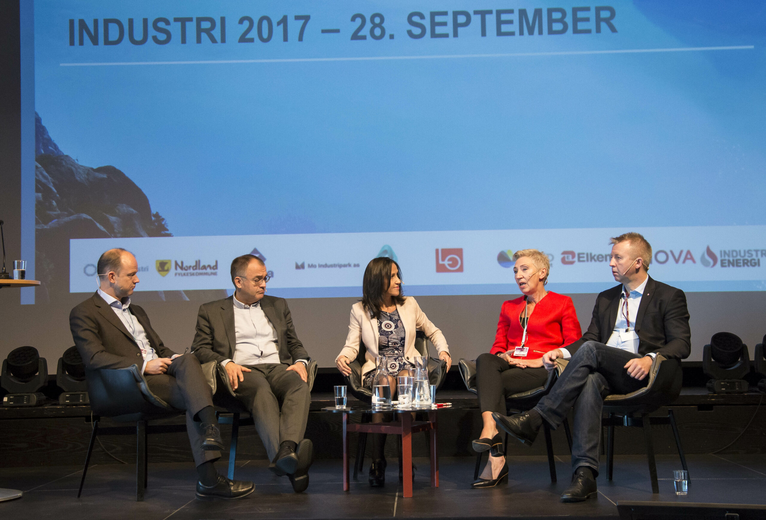 Industridebatt i Bodø med (fv) Ole Erik Almlid (NHO), Ole Børge Yttredal (Norsk Industri), Siri Lill Mannes (ordstyrer), Peggy Hessen Følsvik (LO) og Frode Alfheim (Industri Energi). Foto: Atle Espen Helgesen