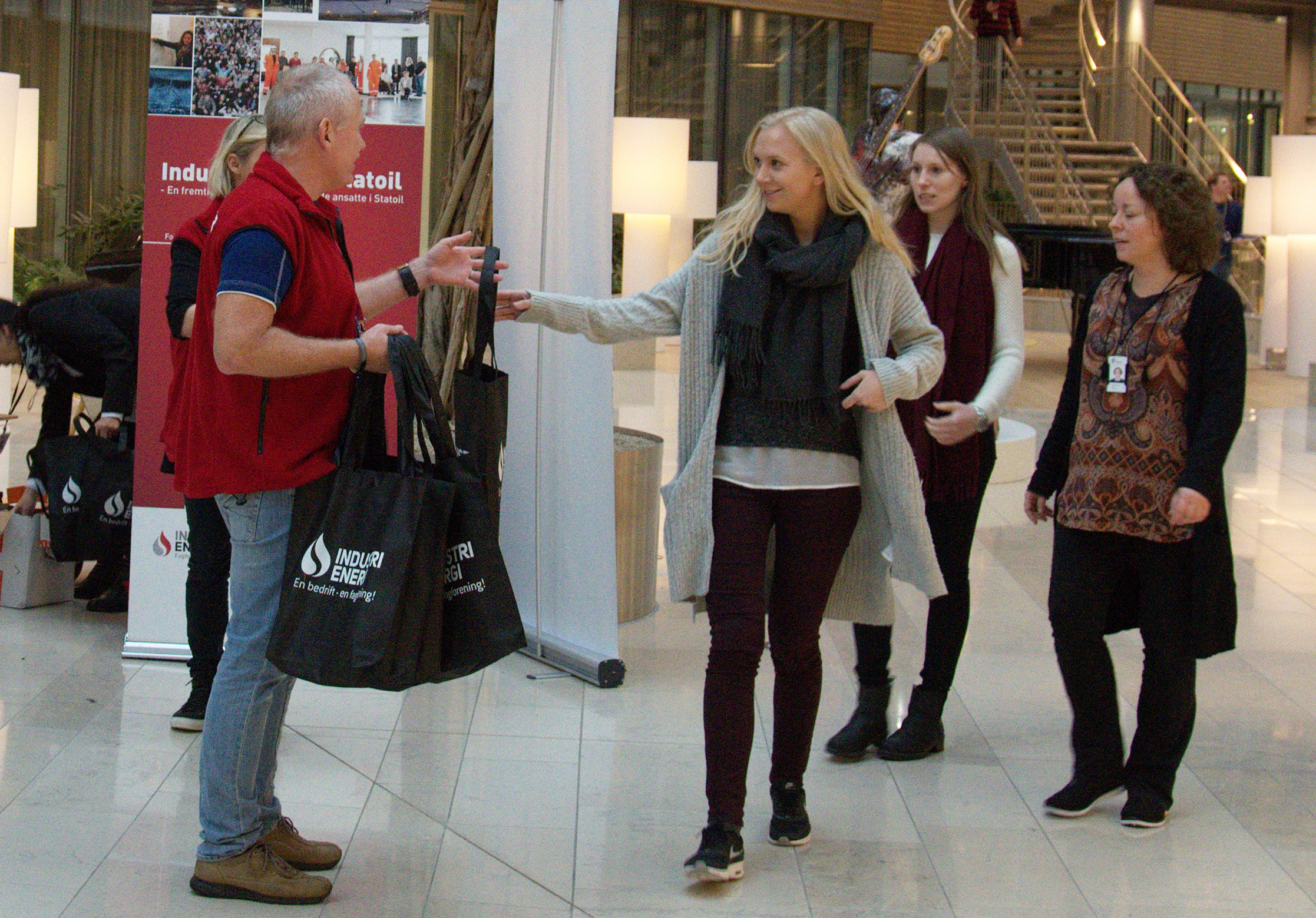 Stor interesse for gaveposer fra forbundet ved Statoil Sandsli. Foto: Atle Espen Helgesen