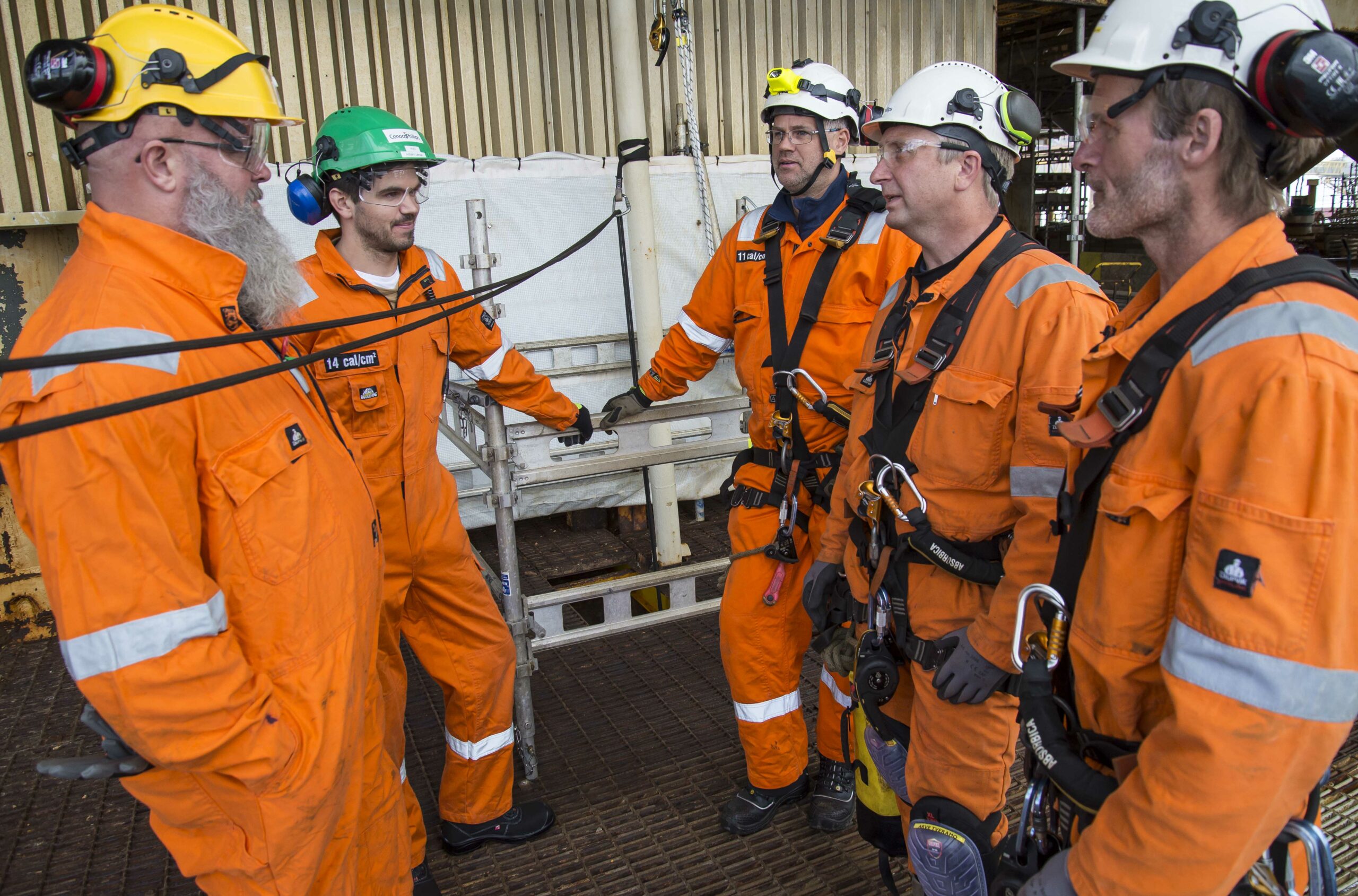 Bjørn Erik Poppe Thorsen fra Industri Energi (fv) og hovedverneombud Anbjørn Lærdal fra Ekofisk-komiteen i samtale med sikringsleder Chris Kyllingmark og NDT-inspektørene Arve Tveråmo og Henki Flatlandsmo. Foto: Atle Espen Helgesen