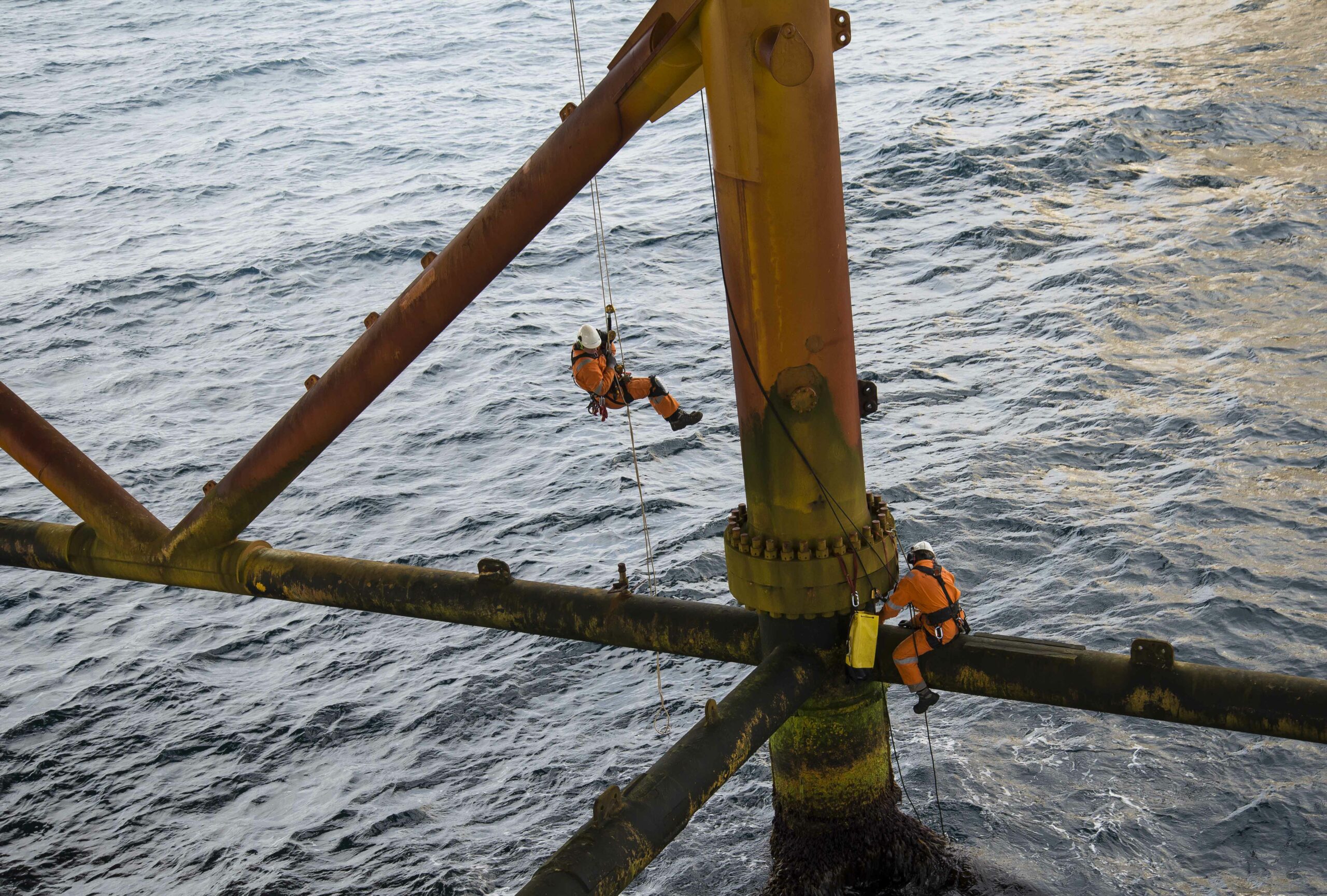 NDT-inspektørene Henki Flatlandsmo og Arve Tveråmo har senket seg i tau 20-30 meter på Ekofisk C for å sjekke tilstanden på stålkonstruksjonen/ jacketen. Foto: Atle Espen Helgesen