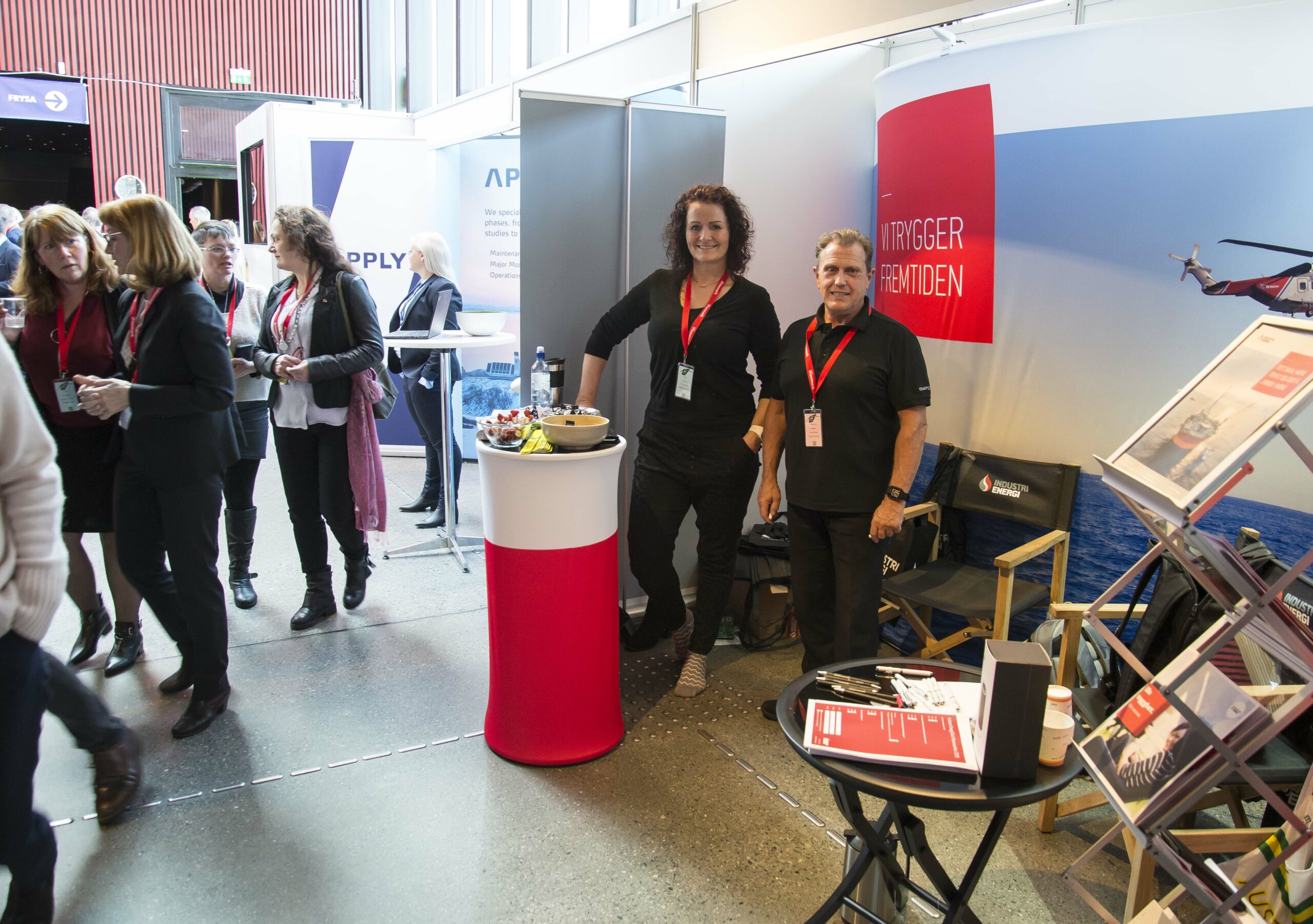 Gunn Tjessem og Sten Ove Jensen på Industri Energis stand. Foto: Atle Espen Helgesen