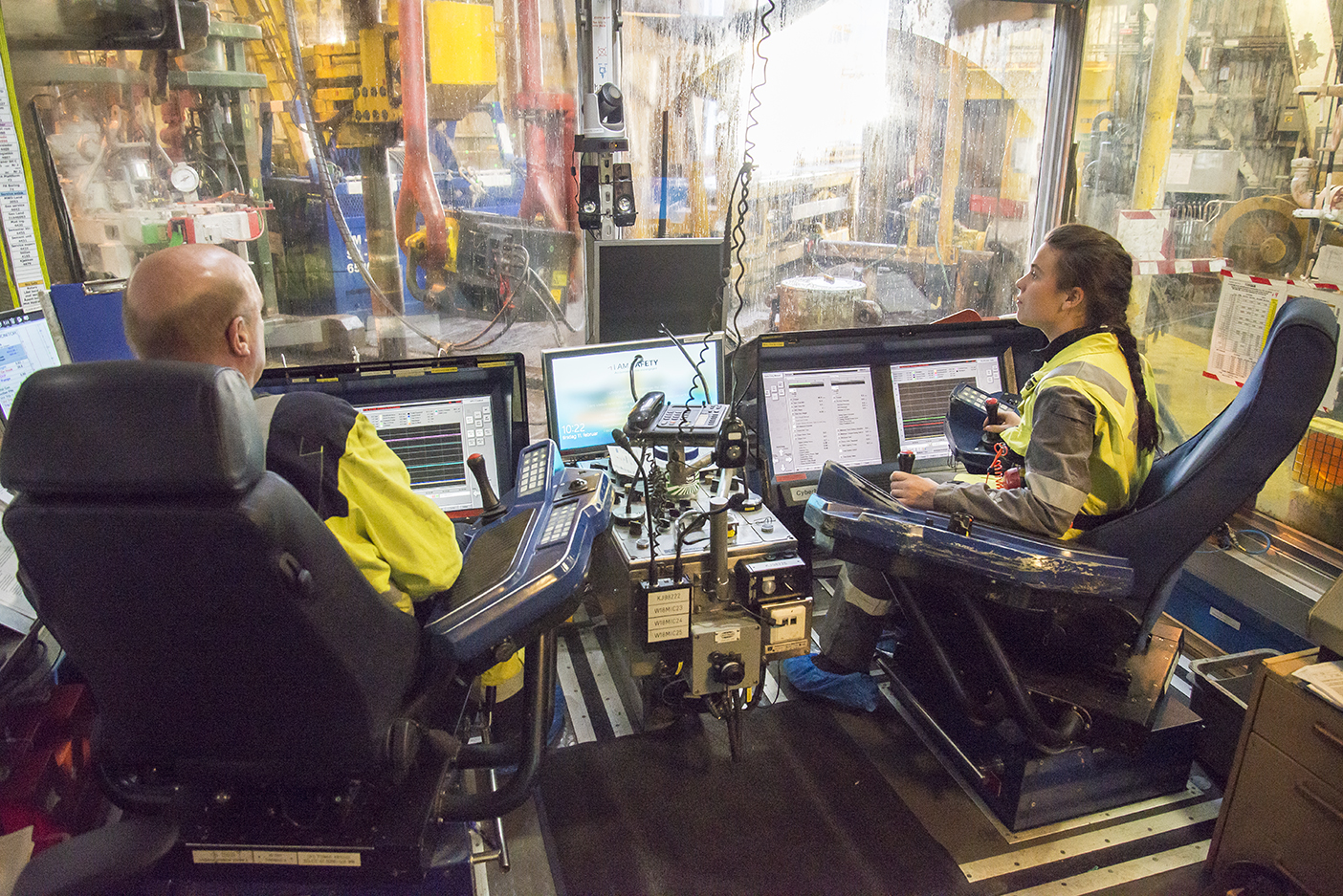 Med kyndig veiledning får Emmy allerede som lærling gjøre arbeid fra borebua. Foto: Atle Espen Helgesen