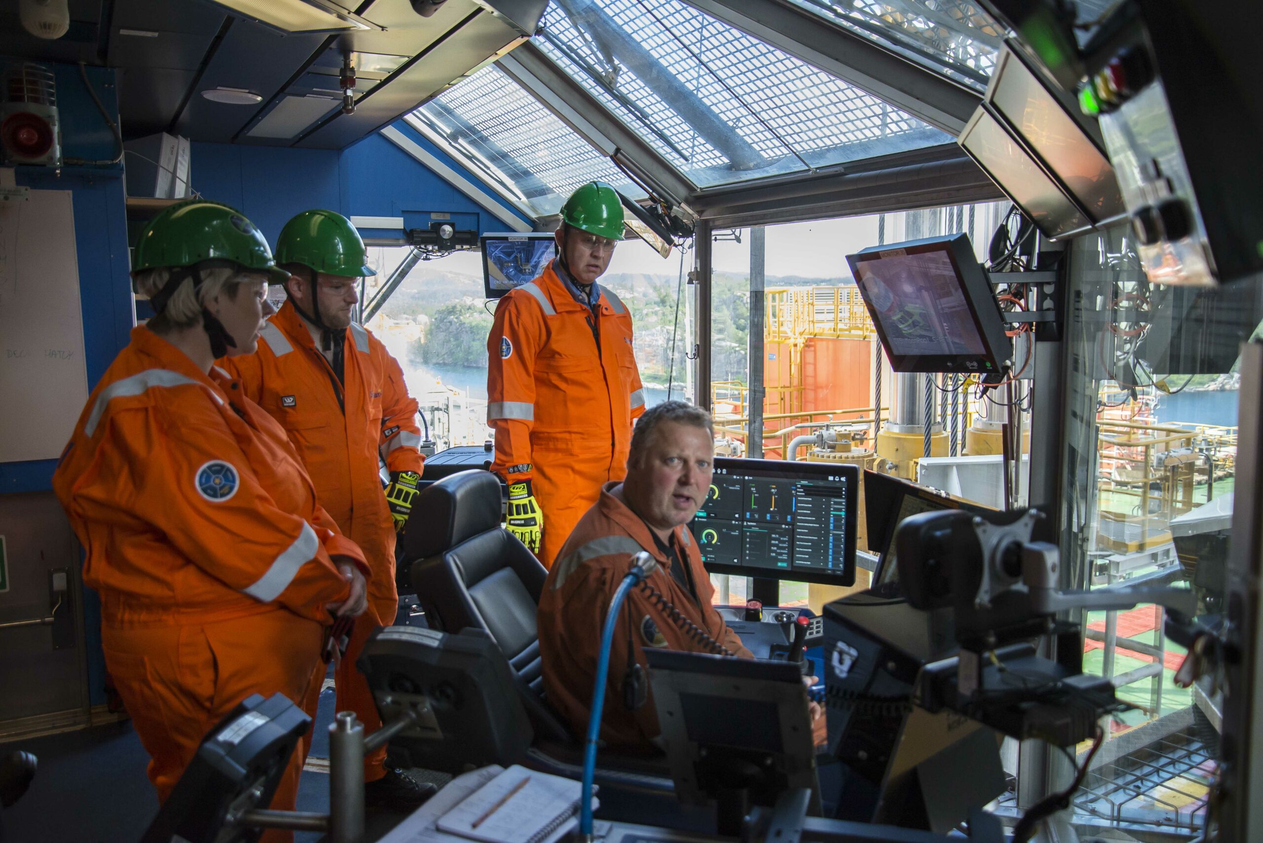 Jan Ove Bjørheim forklarer hva jobben som driller handler om. Foto: Atle Espen Helgesen