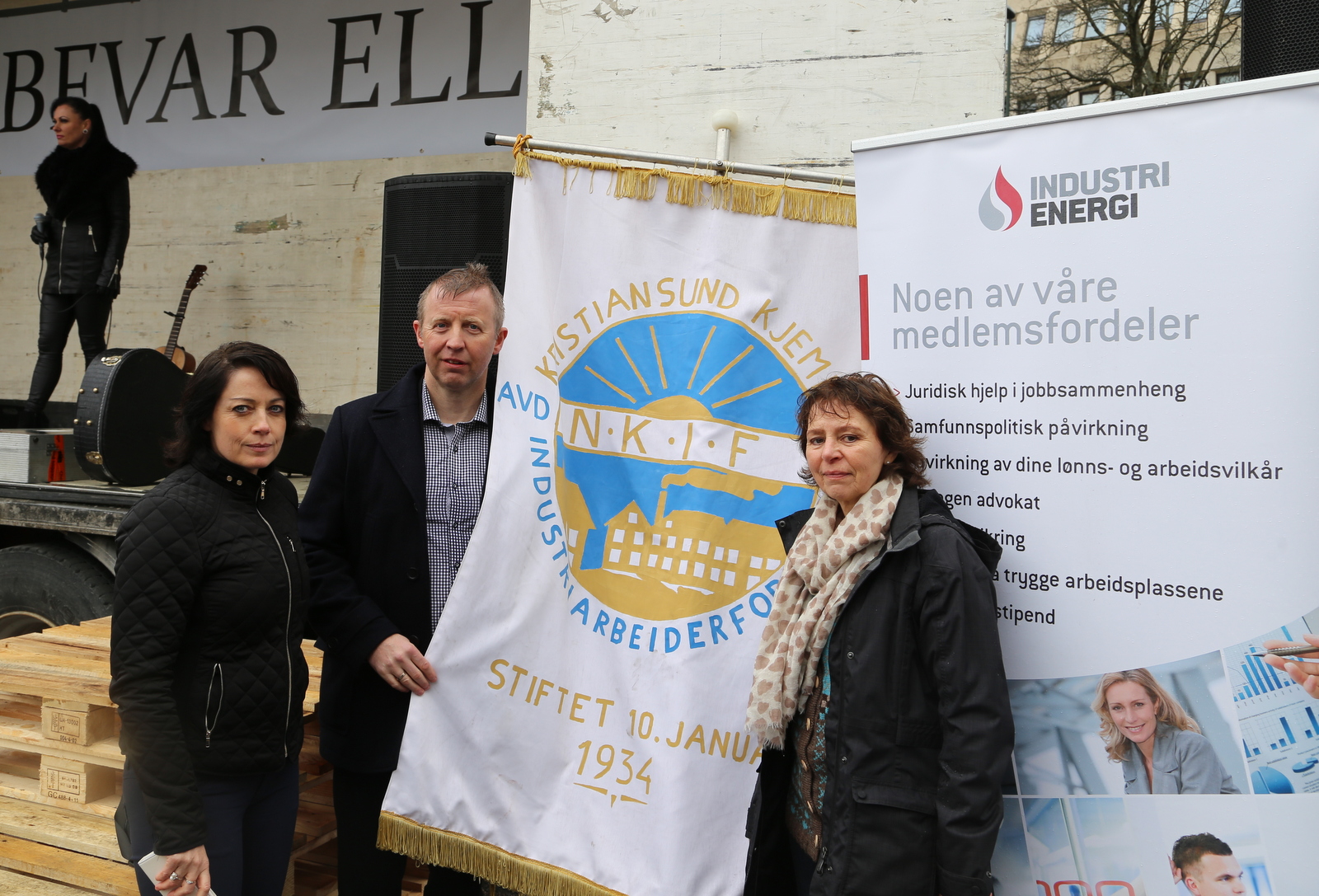 Stortingsrepresentant Else-May Botten (Ap), nestleder Frode Alfheim i Industri Energi og hovedtillitsvalgt Unni Garberg i Industri Energi på Ello. Foto: Jarle Vines