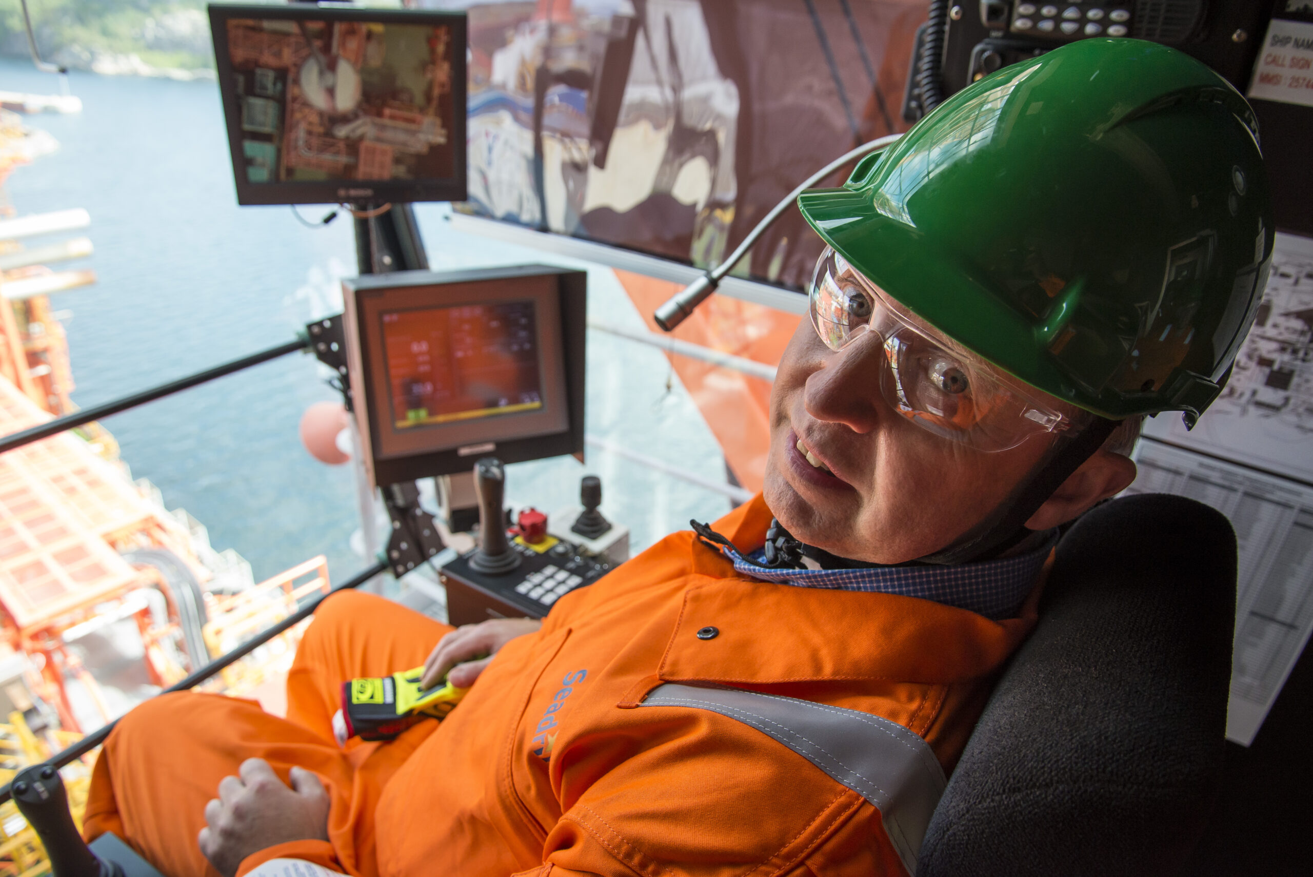 Forbundsleder Frode Alfheim fikk prøve seg som kranfører da han besøkte den nye flyteriggen “West Bollsta” i fjor sommer, kort tid etter at oljepakken ble vedtatt i Stortinget. Foto: Atle Espen Helgesen