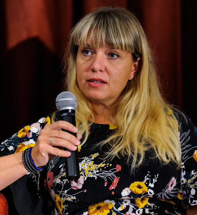 Amalie Hilde Tofte i paneldebatt under konferansen i St. Petersburg, hvor hun snakket om selskapet DNOs dårlige behandling av oljearbeidere i Jemen. Foto: IndustriAll.