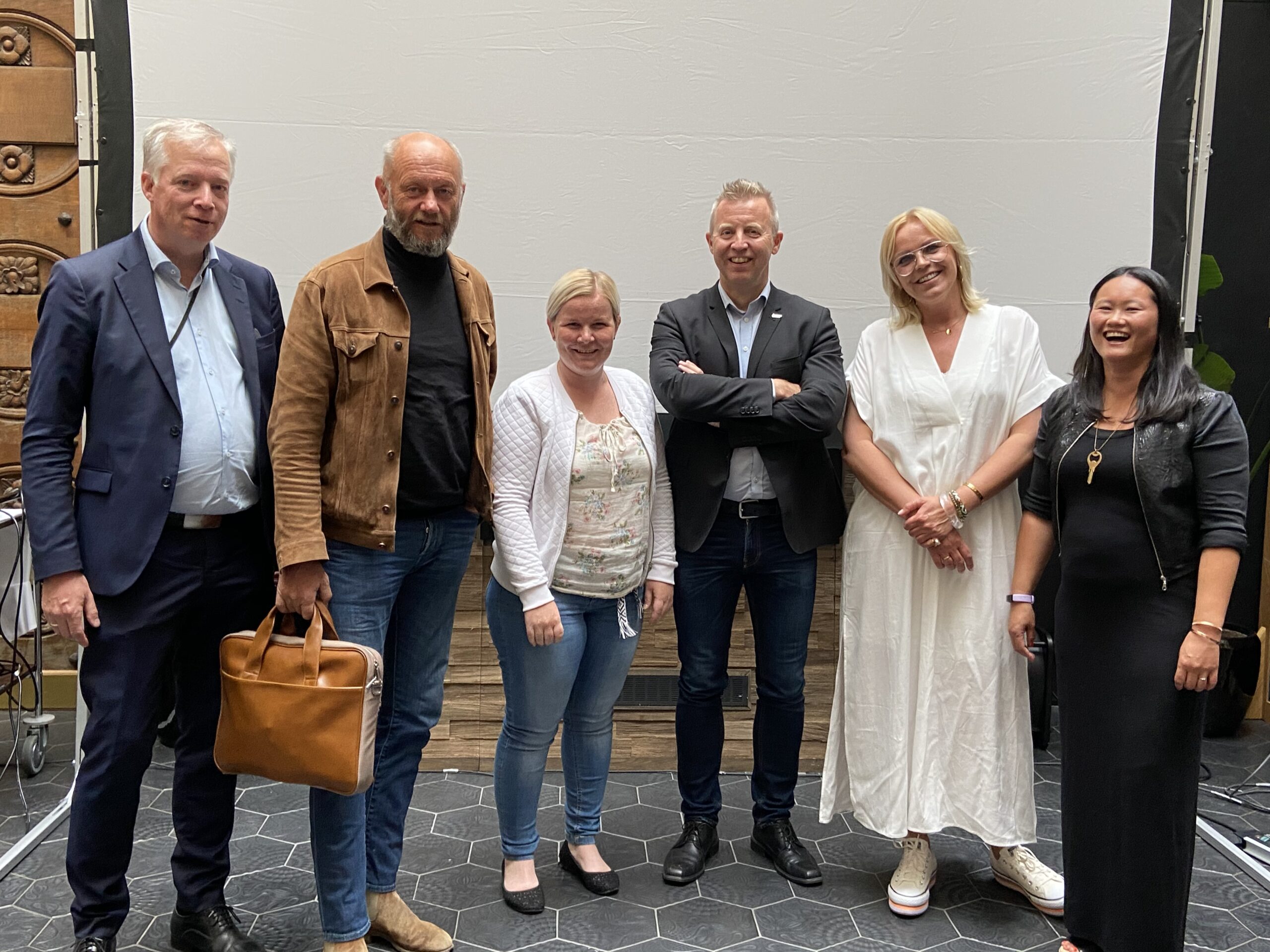 God stemning under lanseringen av ‘Velg Norsk Design’, fv Egil Sundet, Stein Lier-Hansen, Hanne Renate Garli, Frode Alfheim, Ragnhild Grytten og Inger Hoff. Foto: Johnny Håvik.