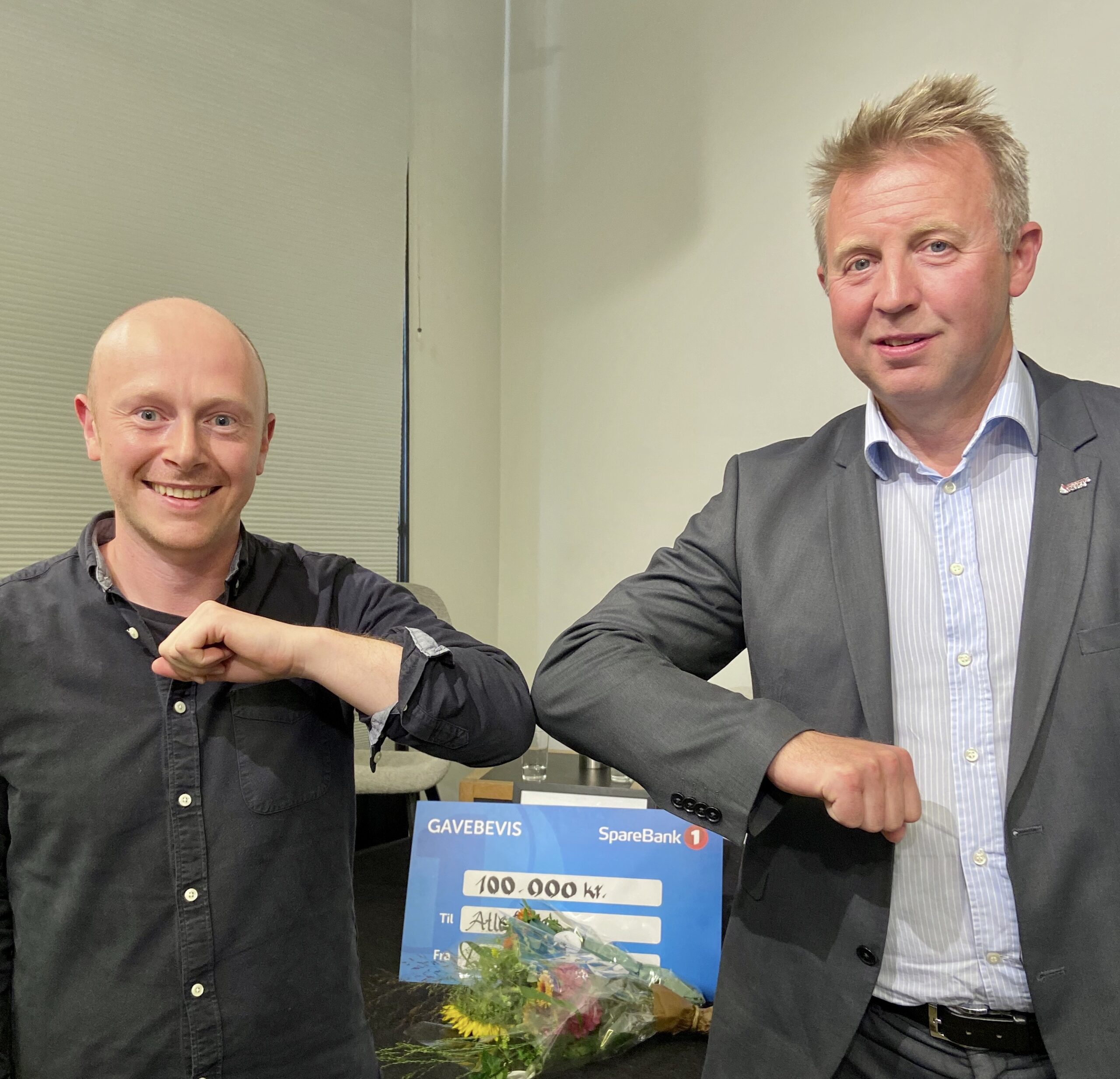 Forbundsleder i Industri Energi gratulerte forfatteren og takket for hans viktige bidrag med litteratur om oljeindustrien. Foto: Johnny Håvik