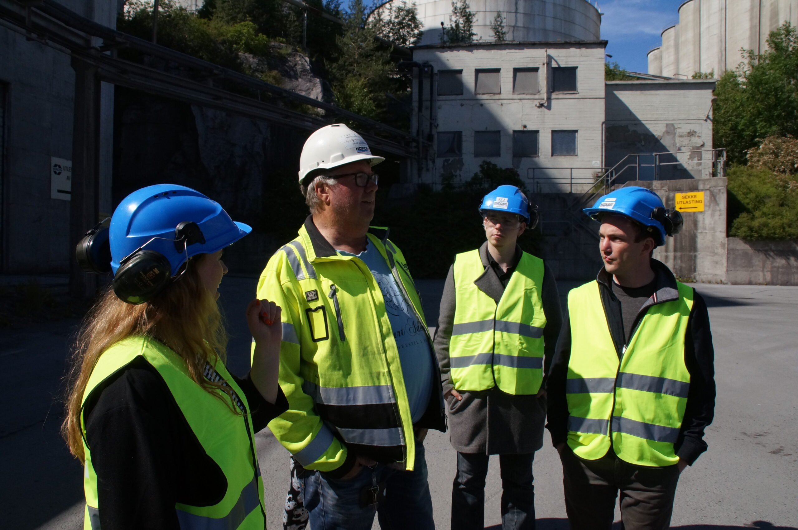 Fra venstre: Emilie Bersaas (nestleder, AUF), Tom Jacobsen (tillitsvalgt, Norcem Brevik), Daniel Charles Hextall (Sosialistisk Ungdom) og Johnny Håvik (leder, Industri Energi Ungdom) . Foto: Astrid Levaag