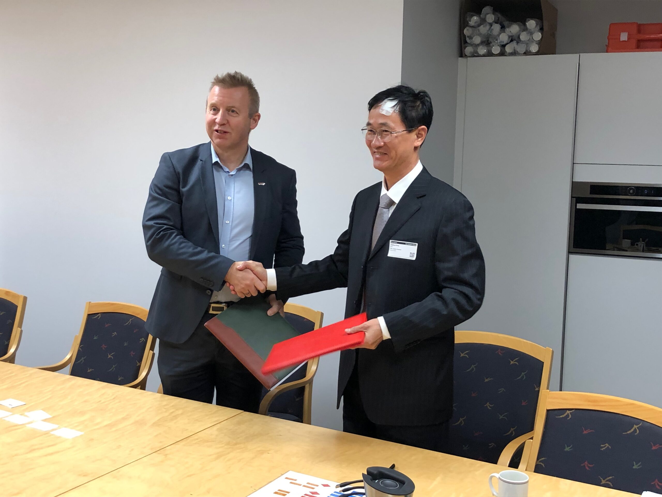 Forbundsleder Frode Alfheim i Industri Energi og delegasjonsleder Zhang Caifang fra Zhejiang Provincial Federation of Trade Unions of China.