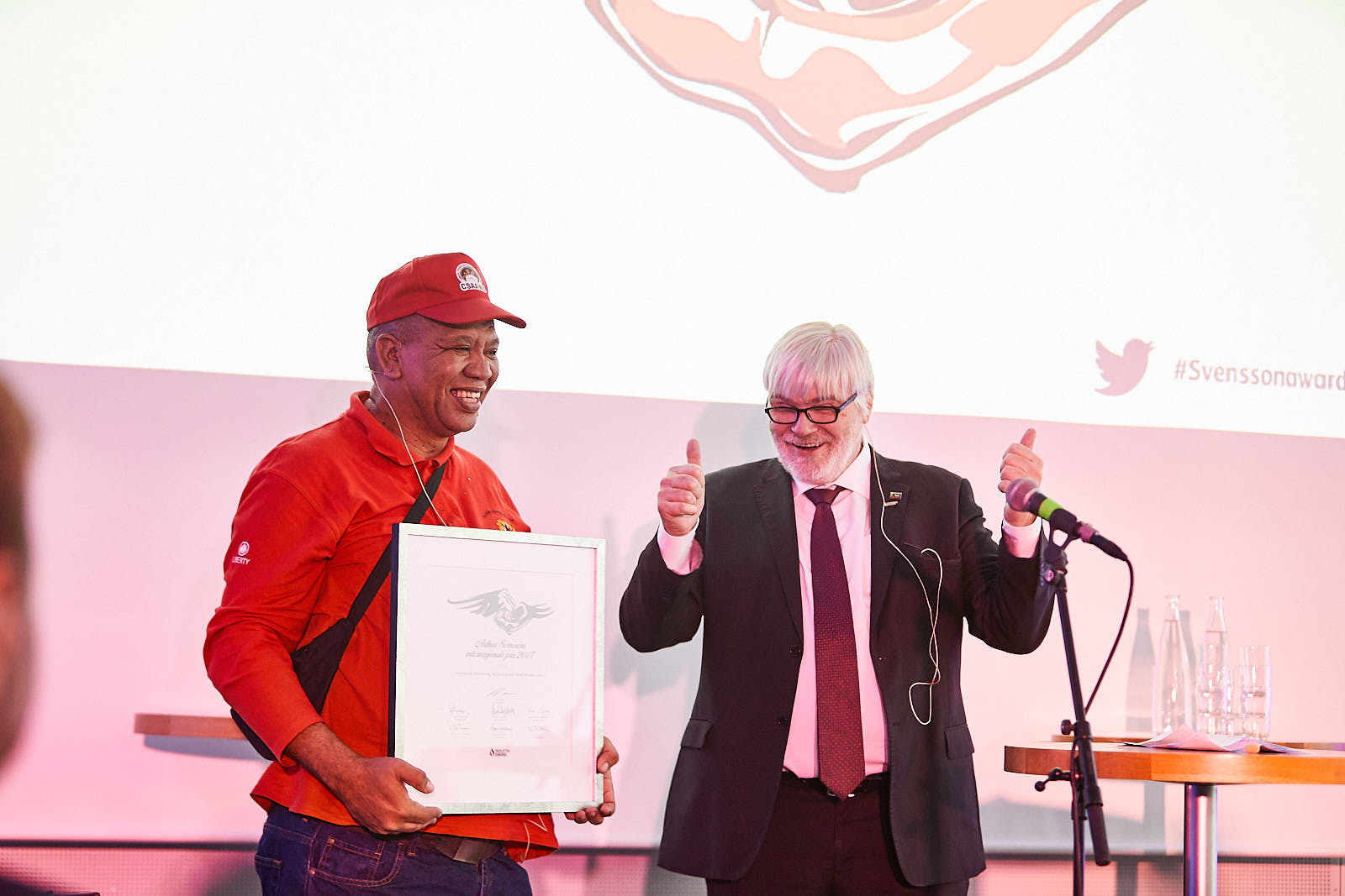 Trevor Christians fra CSAAWU og leder av Arthur Svensson-priskomiteen, Leif Sande. Foto: LO Media.