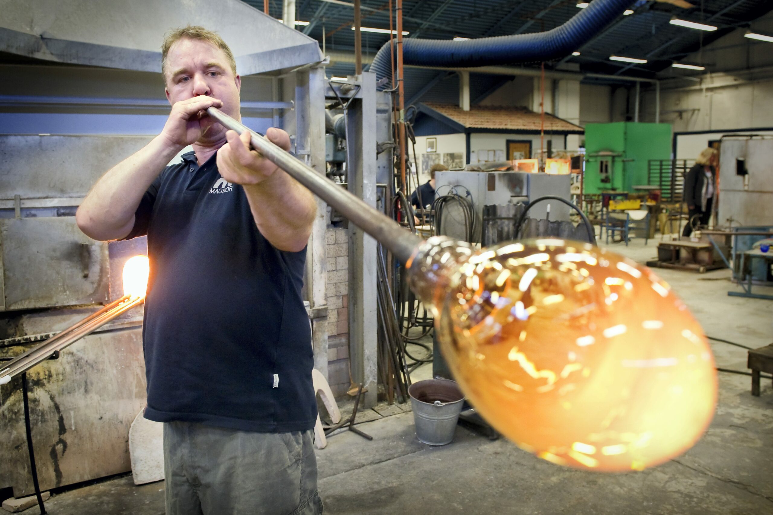 Ti bedrifter er med i et nytt prosjekt som skal sikre videre produksjon i Norge i framtiden. En av bedriftene er Magnor Glassverk hvor glassblåser Magne Bentengen jobber. Foto: Jens Haugen/Glåmdalen