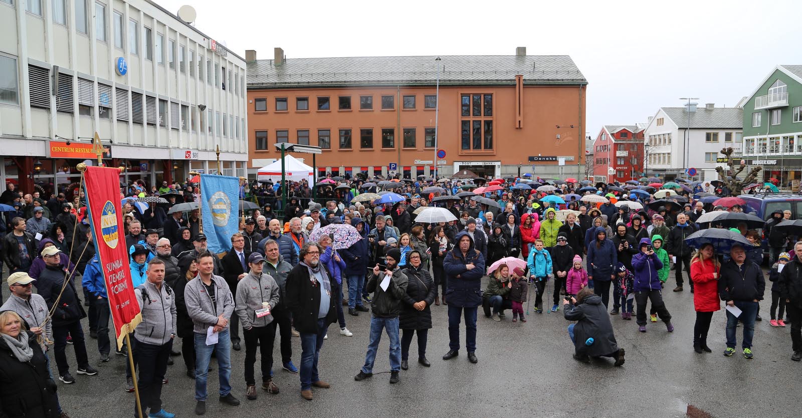 Stort oppmøte på Kongens plass i Kristiansund. Foto: Jarle Vines