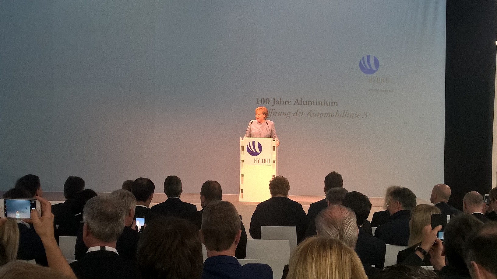Tysklands forbundskansler Angela Merkel understreket betydningen av fagbevegelsen, EØS og CO2-kompensasjonsordninger i sin åpningstale.