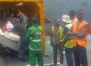 Flere tusen havnearbeidere i Nigeria sliter økonomisk etter å ha mistet jobbene sine.