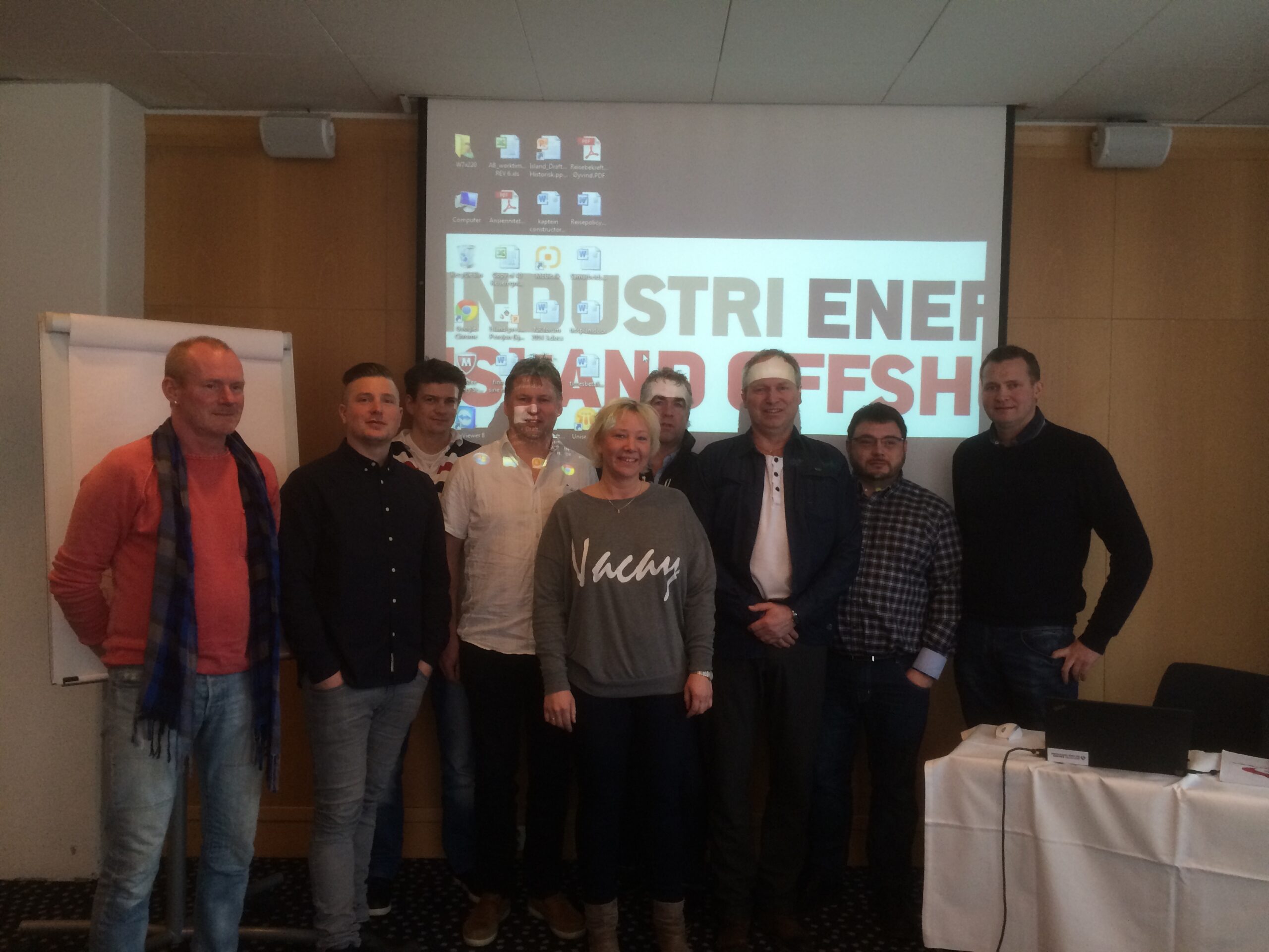 I tillegg til til årsmøtedelegater er også Chris Dale og Robert de Vries med på bildet, to av årsmøtets engasjerte gjester.
