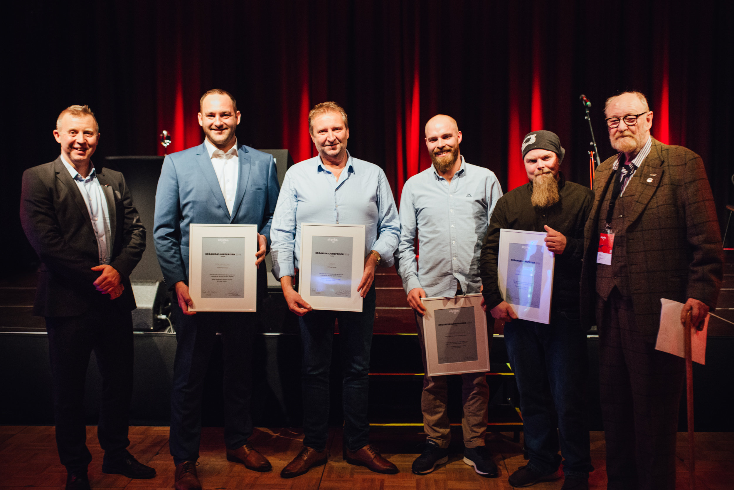 Fra venstre: Forbundsleder Frode Alfheim, tillitsvalgte Kristian A. Enoksen, tillitsvalgt Harald Hereid, dykker Daniel Pilskog, dykker Kristian Gundersen og organisasjonsprisens leder Lars Anders Myhre. Foto: Runa Andersen.