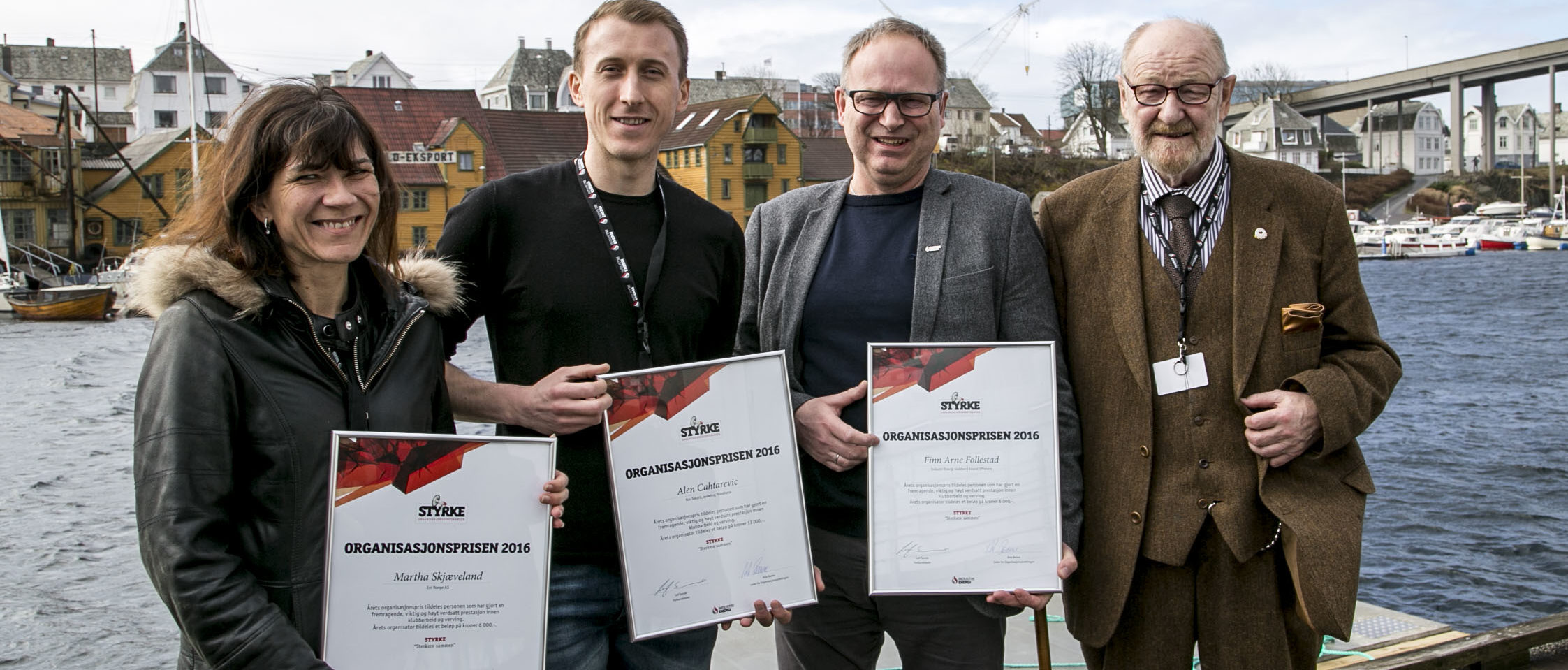 Årets organisasjonspris er tildelt Martha Skjæveland, Alen Cahtarevic og Finn Arne Follestad. Her står de sammen med komitéleder Lars Andersen Myhre. Foto: Jarle Vines