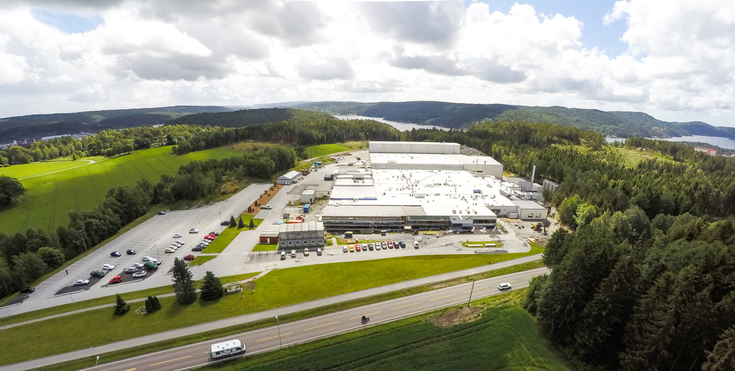 Fabrikken til Fresenius Kabi er omgitt av vakre omgivelser i Halden.