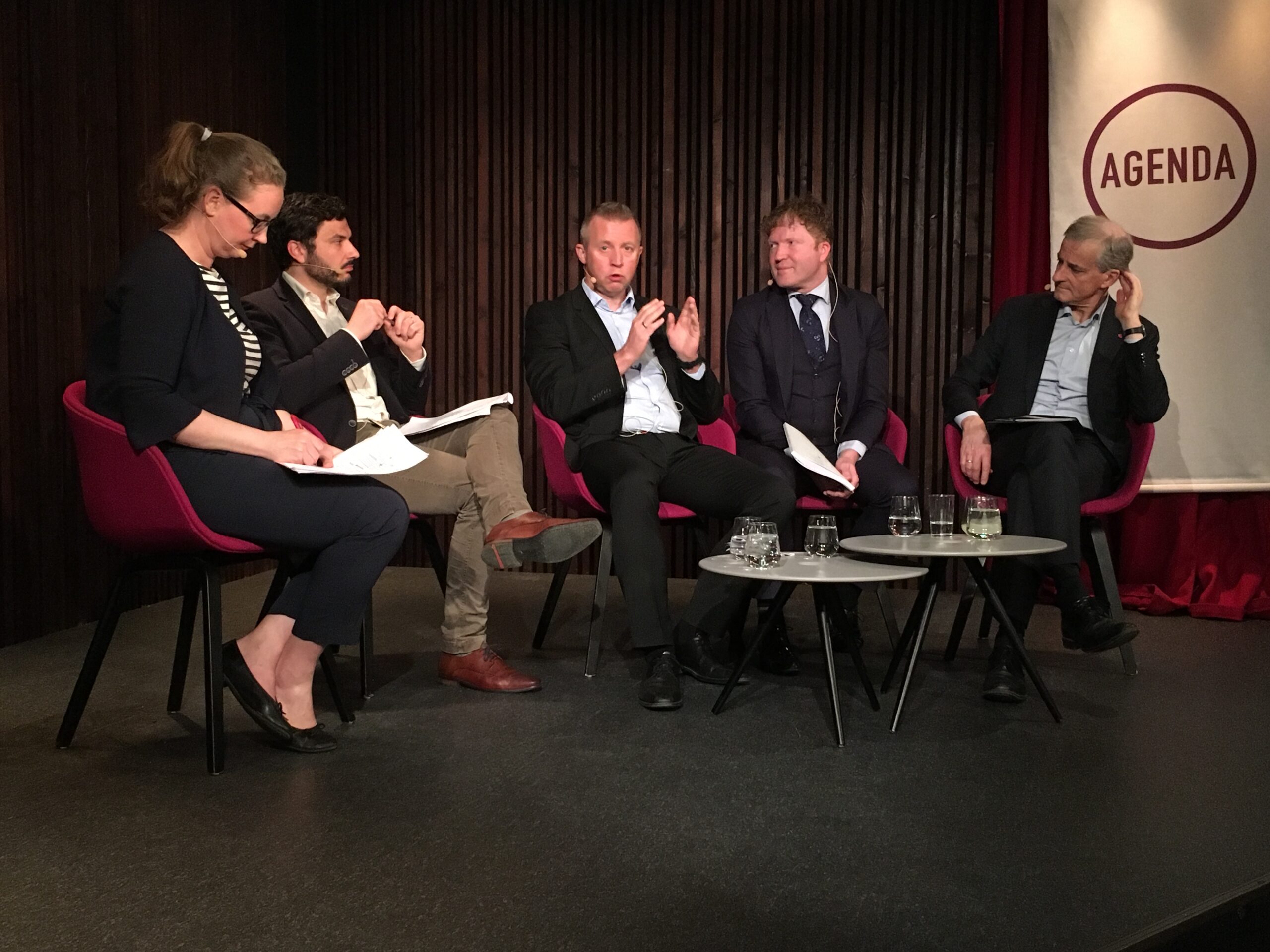 Forbundsleder Frode Alfheim i paneldebatt med politikere.