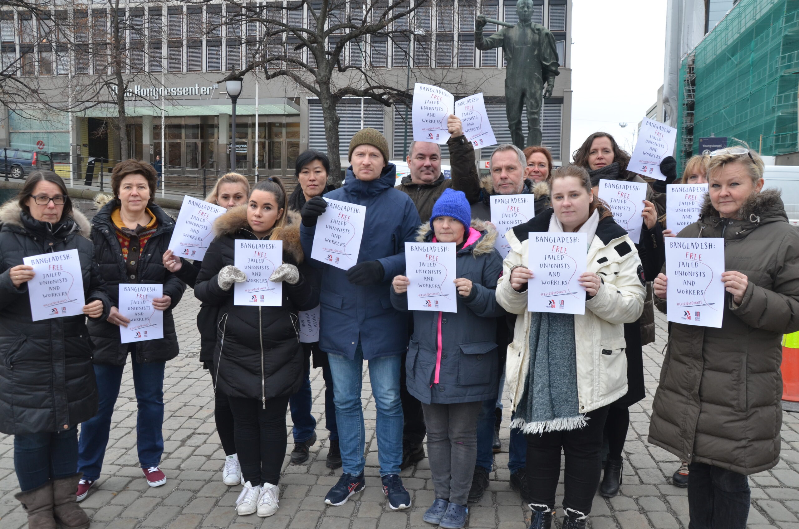 Tilsette ved Industri Energi i Oslo støttar dei fagorganiserte i Bangladesh. Ta eit bilete på samme måte du også! Foto: Elin B. Øvrebø