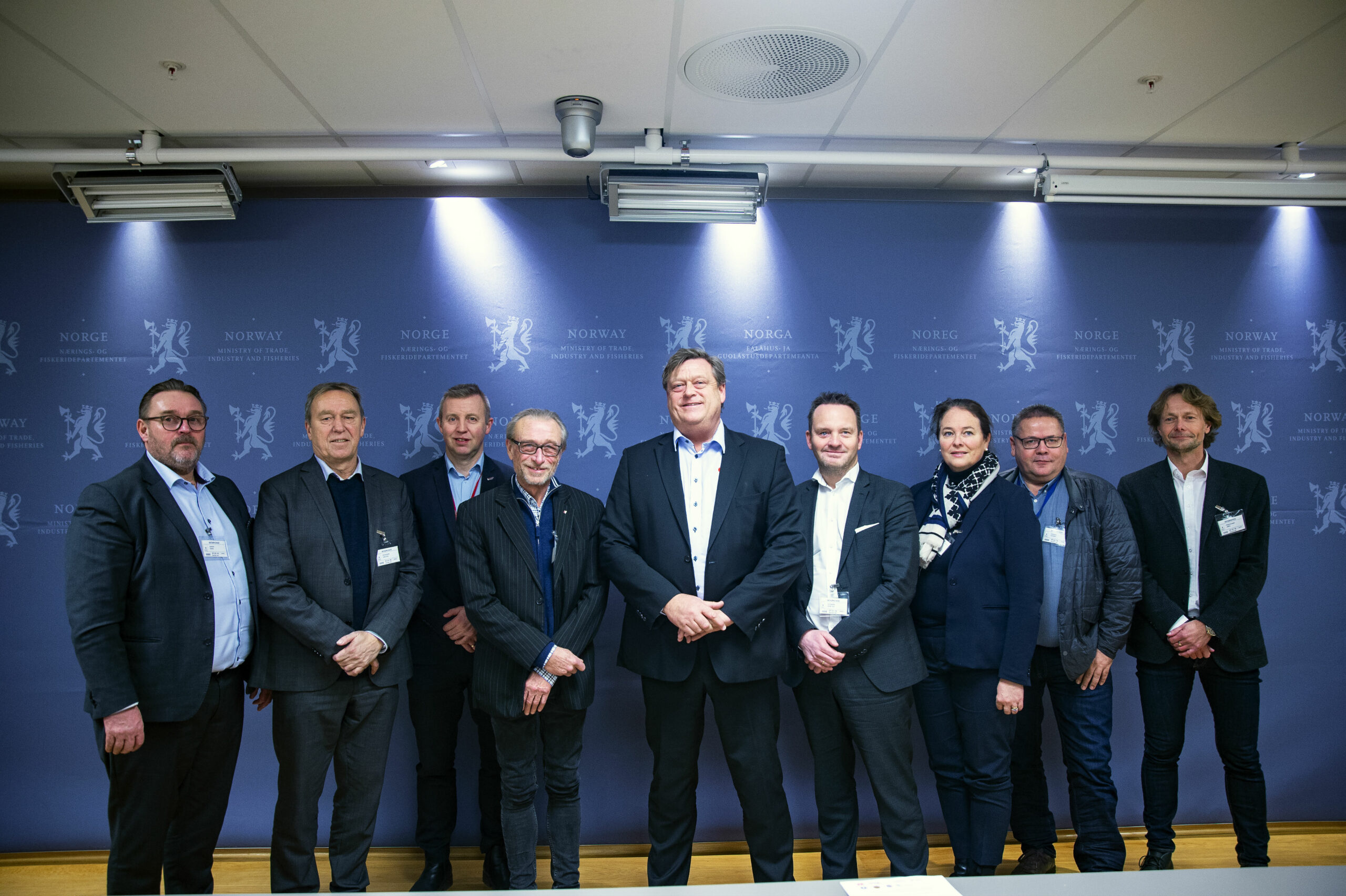 Hans Sande, Norsk Sjøoffisersforbund; Jan-Egil Pedersen, NNN; Frode Alfheim, Industri Energi; Terje Olsson, LO, Harald Nesvik, fiskeriminister; Geir Ove Ystmark, Sjømat Norge; Hege-Merethe Bengtsson, Det norske maskinistforbund; Johnny Johansen, Norsk Sjømannsforbund; Jørn Prangerød, Fellesforbundet. Foto: Jan-erik Østlie, LO Media.