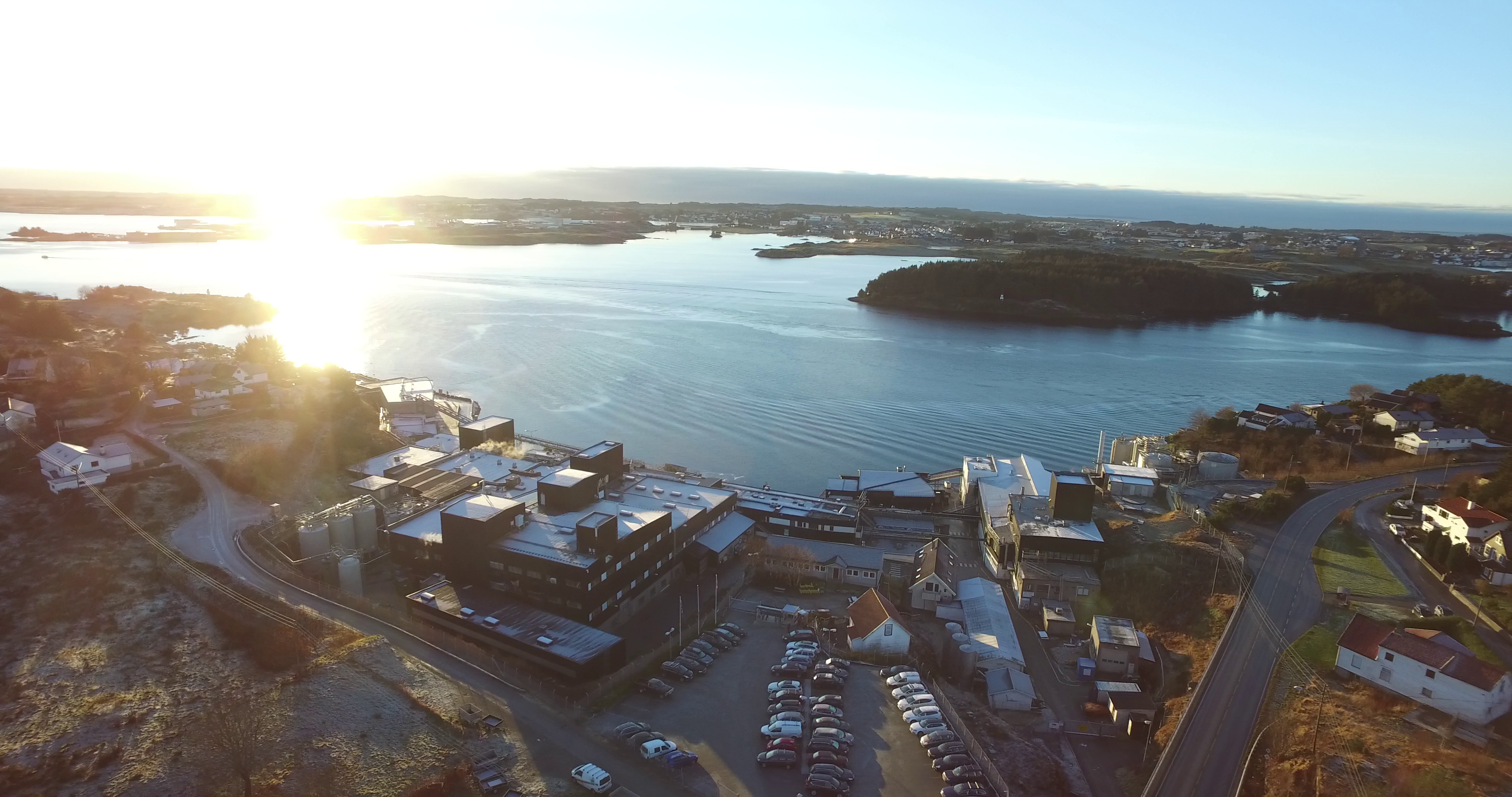 Ved Karmsundet i Karmøy kommune ligger Norges eneste fabrikk for utvinning av alginat. Foto: FMC Biopolymer