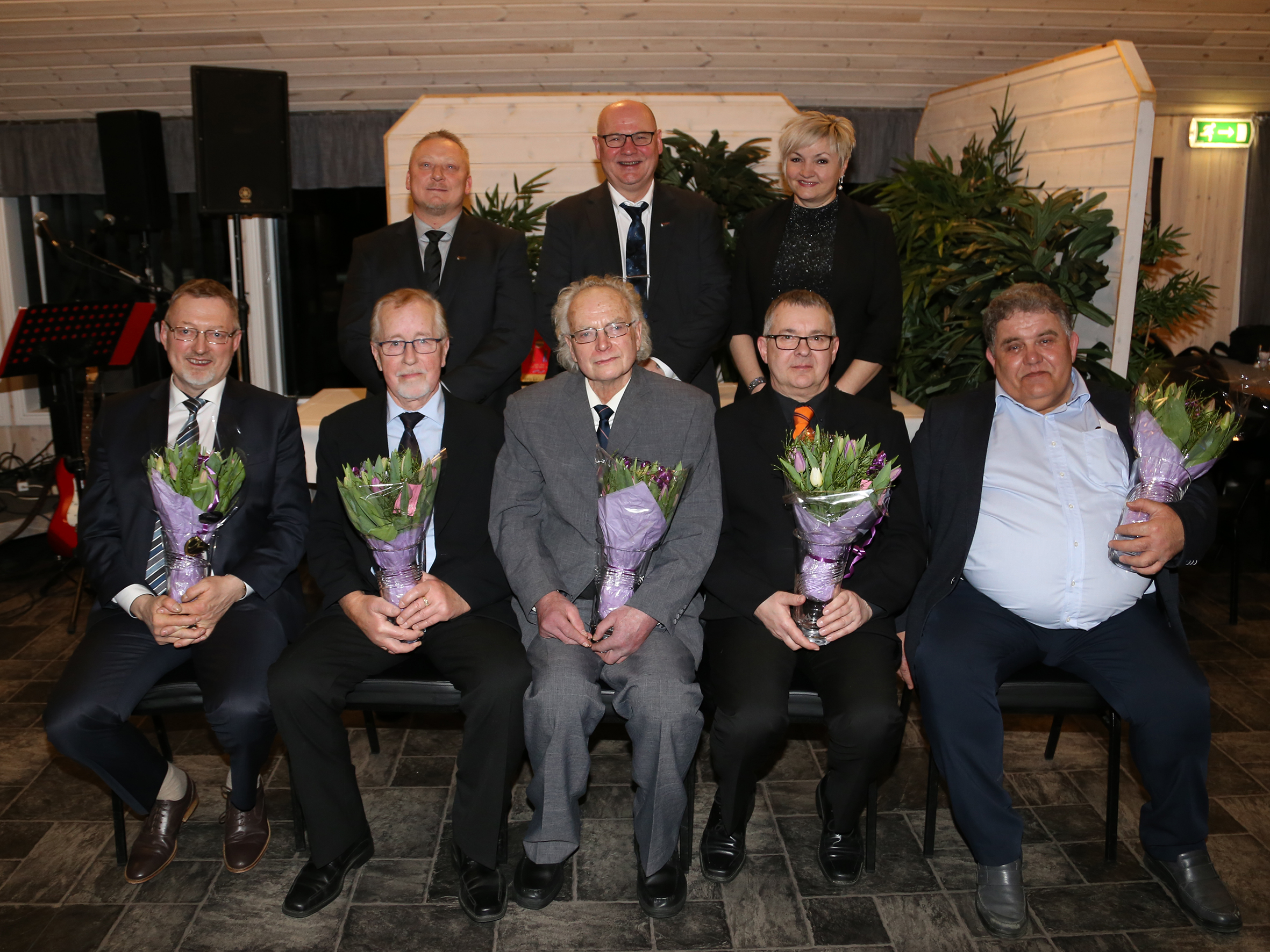 40-årsjubilanter. Foran fra venstre: Geir Sigmund Saghaug, Asbjørn Skogseth, Bjarne Vestbø, Knut Eide og Terje Teigen. Bak frå venstre: Ørjan Normann, leiar HKF, Asle Reime, områdeansvarleg i Industri Energi, og Anne Kari Røssland, sekretær i HKF.