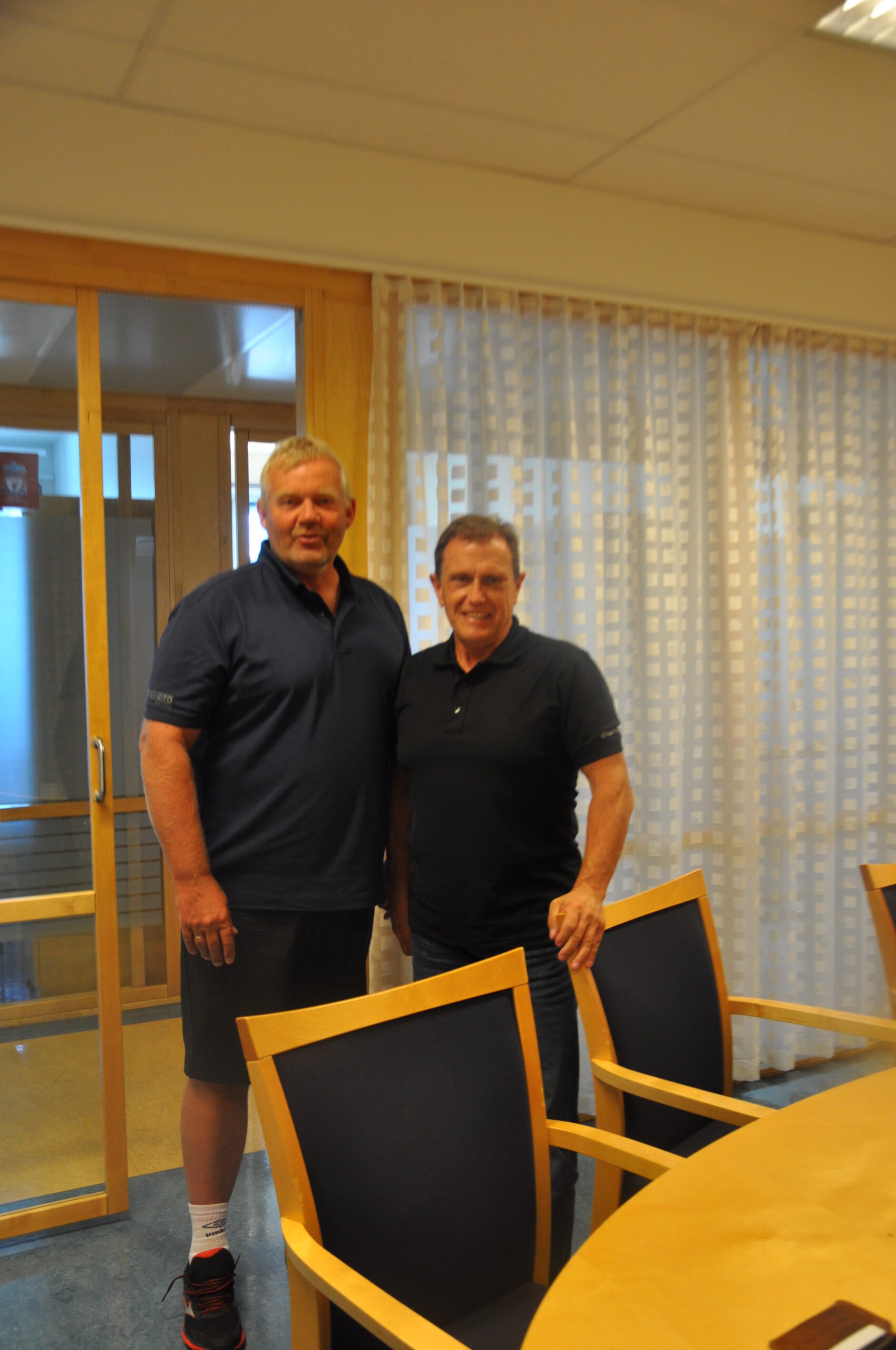 Det arbeides iherdig med forberedelsene til 10 årsjubileet for Industri Energi. De to herrer forbundssekretær Einar Olsvik (venstre) og organisasjonssekretær Sten Ove Jensen er i rute med forberedelsene.