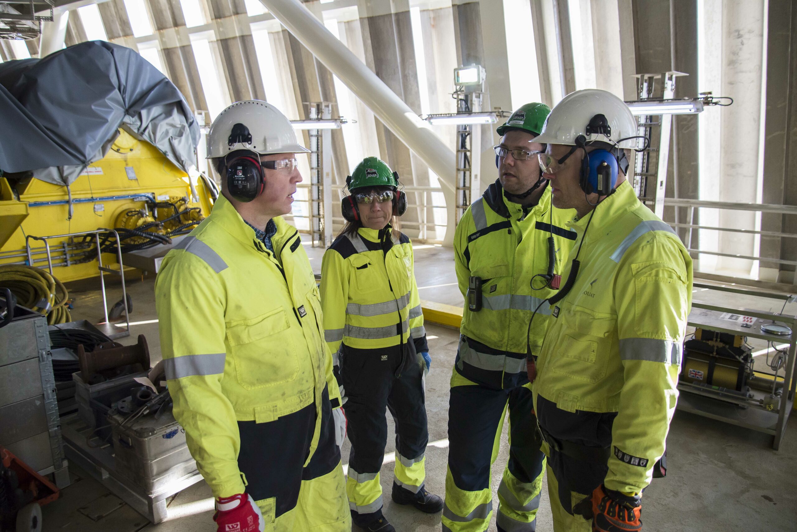 Omvisning på Goliat med plattformsjef Kim Nødset (th). Merk de vinteriserte veggene i prosessanlegget. Foto: Atle Espen Helgesen