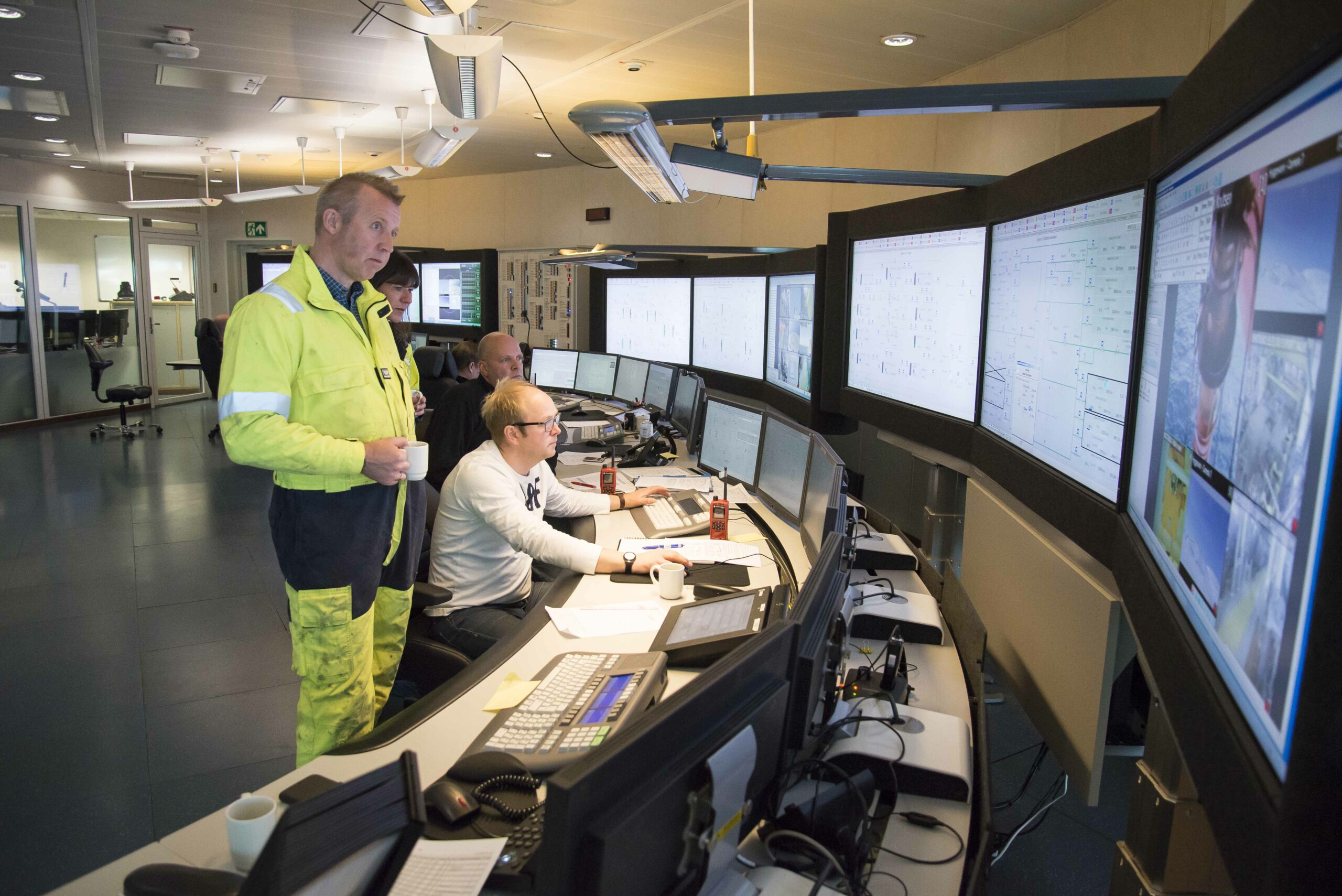 Sverre A. Haugen (sittende) fra Haugesund jobber i kontrollrommet. Her viser han Frode Alfheim (tv) hvordan man styrer lastingen av olje over til tankskip. Foto: Atle Espen Helgesen