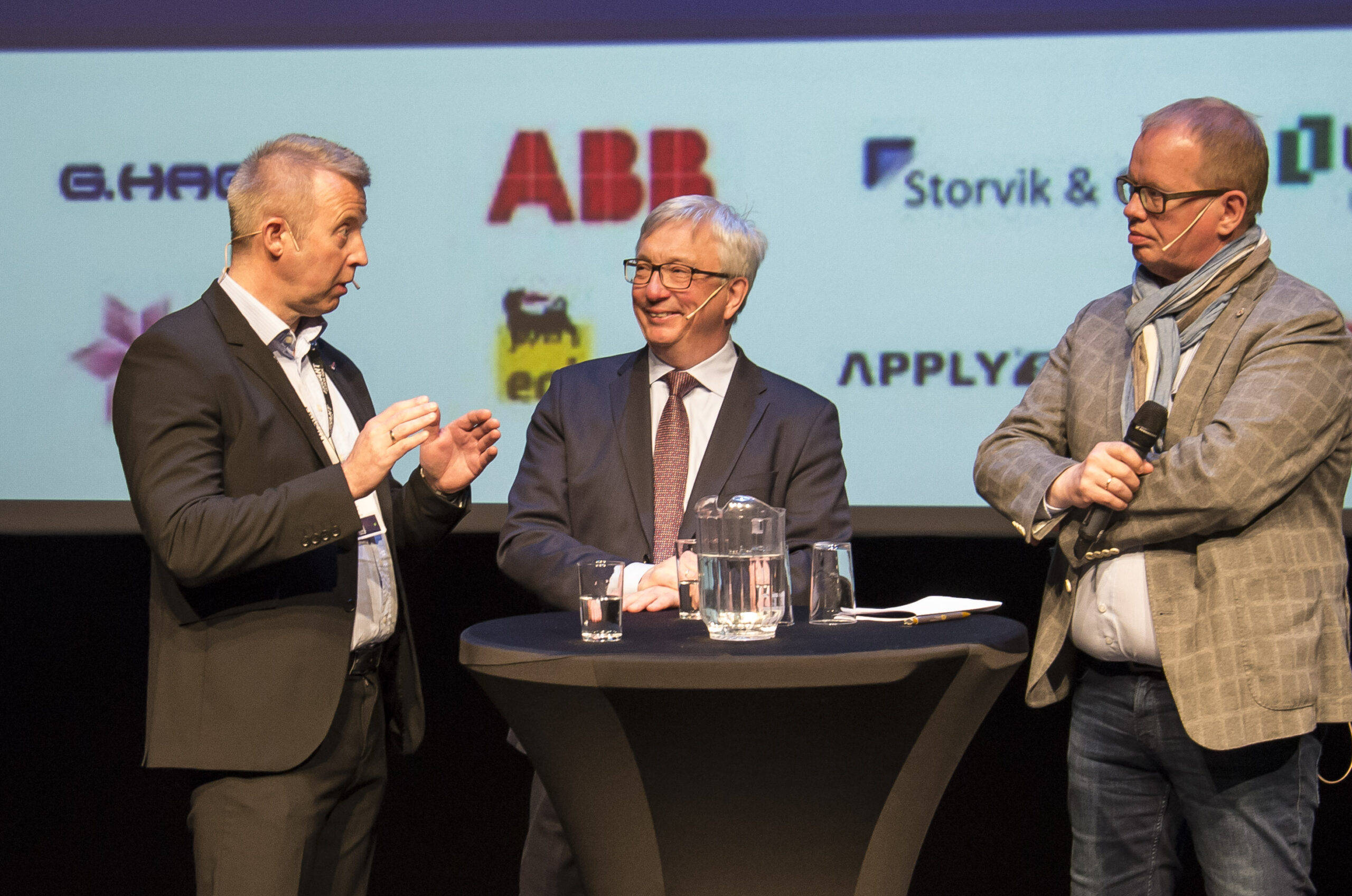 Frode Alfheim (tv) i samtale med Karl Eirik Schjøtt-Pedersen i Norsk olje og gass (NOG) på Barentshavkonferansen. Til høyre regionsleder Geir Seljeseth i NOG. Foto: Atle Espen Helgesen