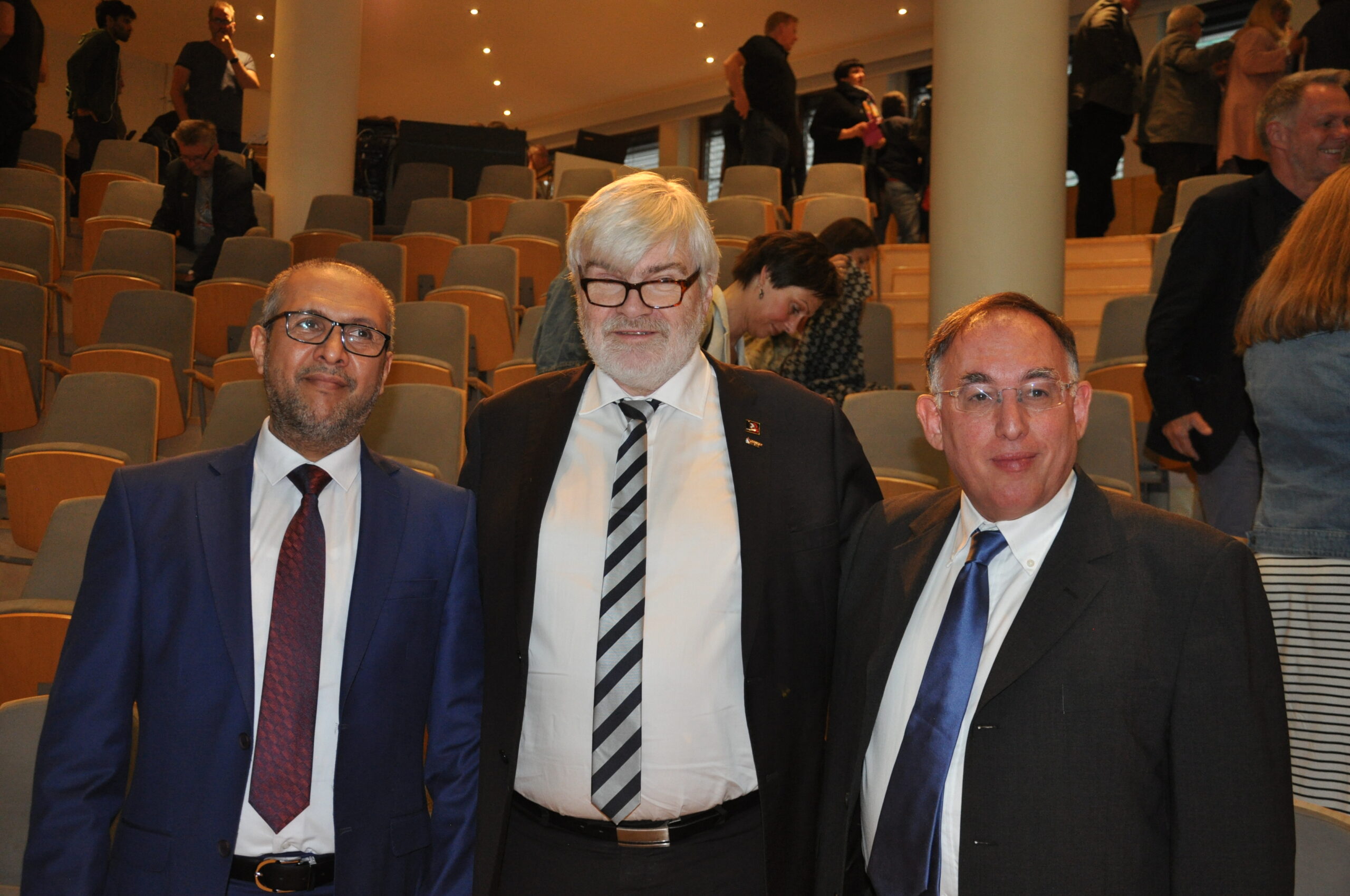 Fjorårets prisvinner Abu Mahdi Deeb (Bahrain lærerforening), Leif Sande og Eric Lee