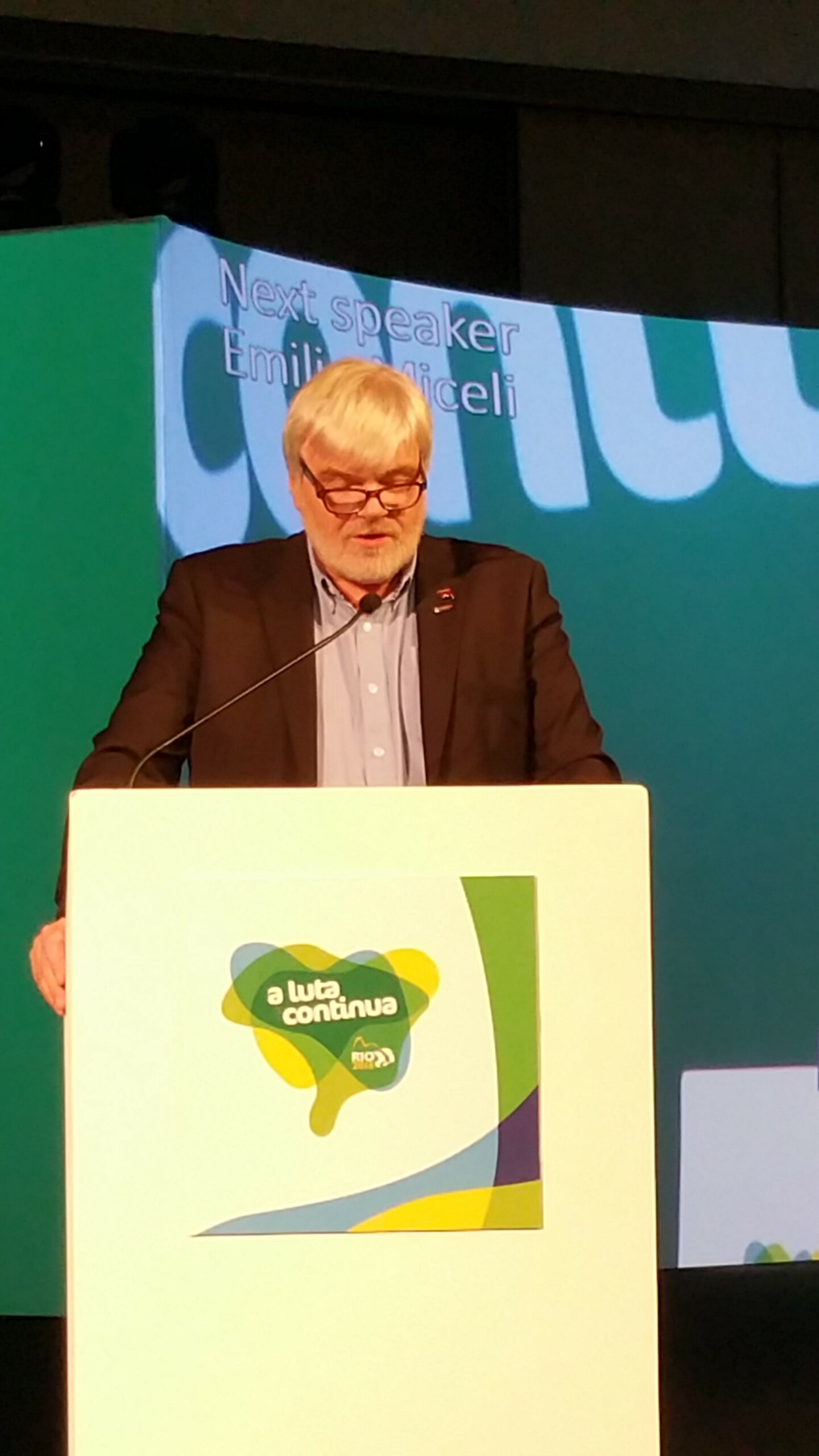 Forbundsleder Leif Sande på talerstolen på IndustriALL-konferansen i Rio de Janeiro. Han er også Co-chair (delt lederverv-dvs. en av to ledere) i IndustriALL Energy.