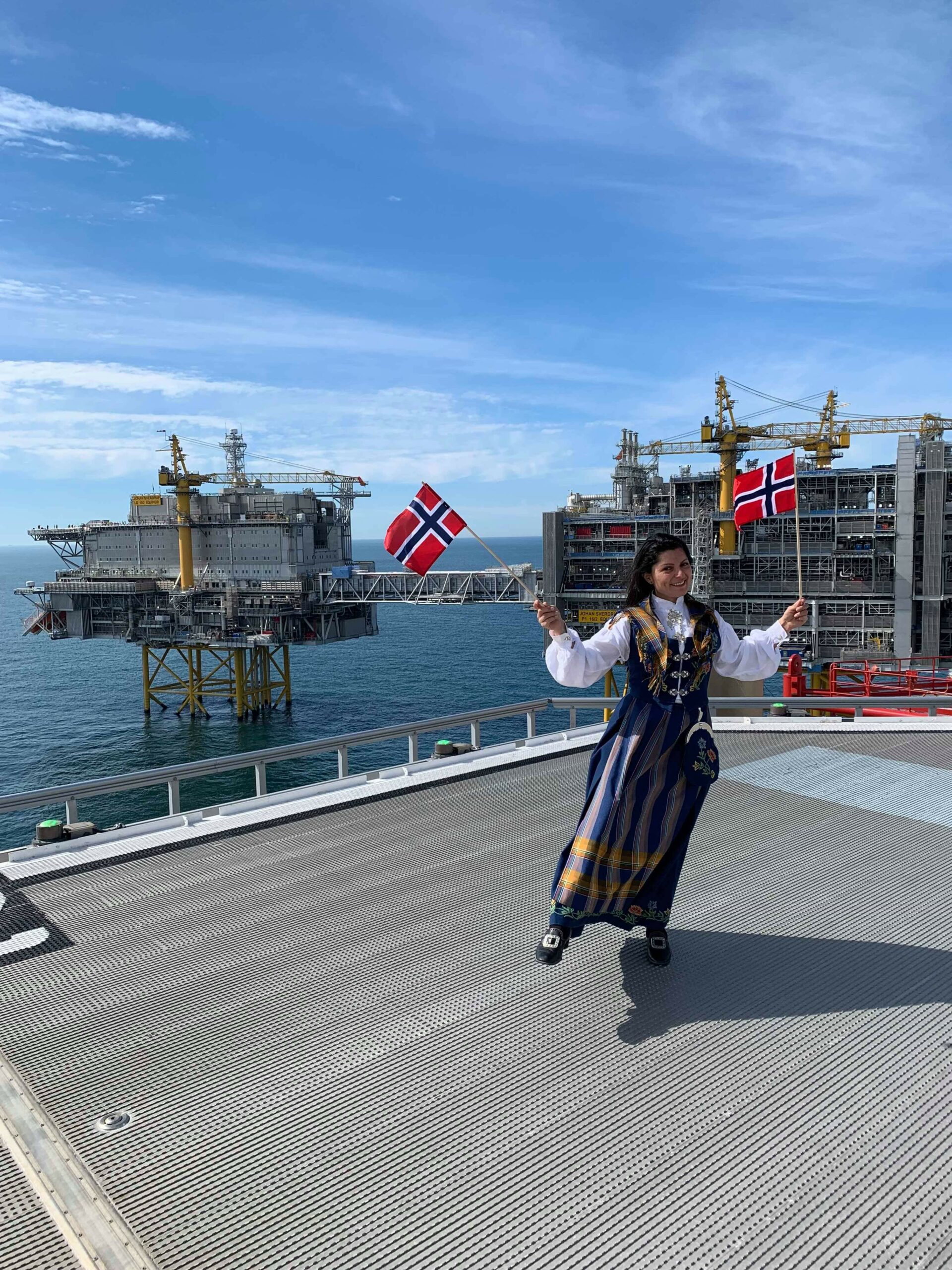 Judith Johansen i bunad på Haven, som på bildet fortsatt ligger på Johan Sverdrup-feltet.