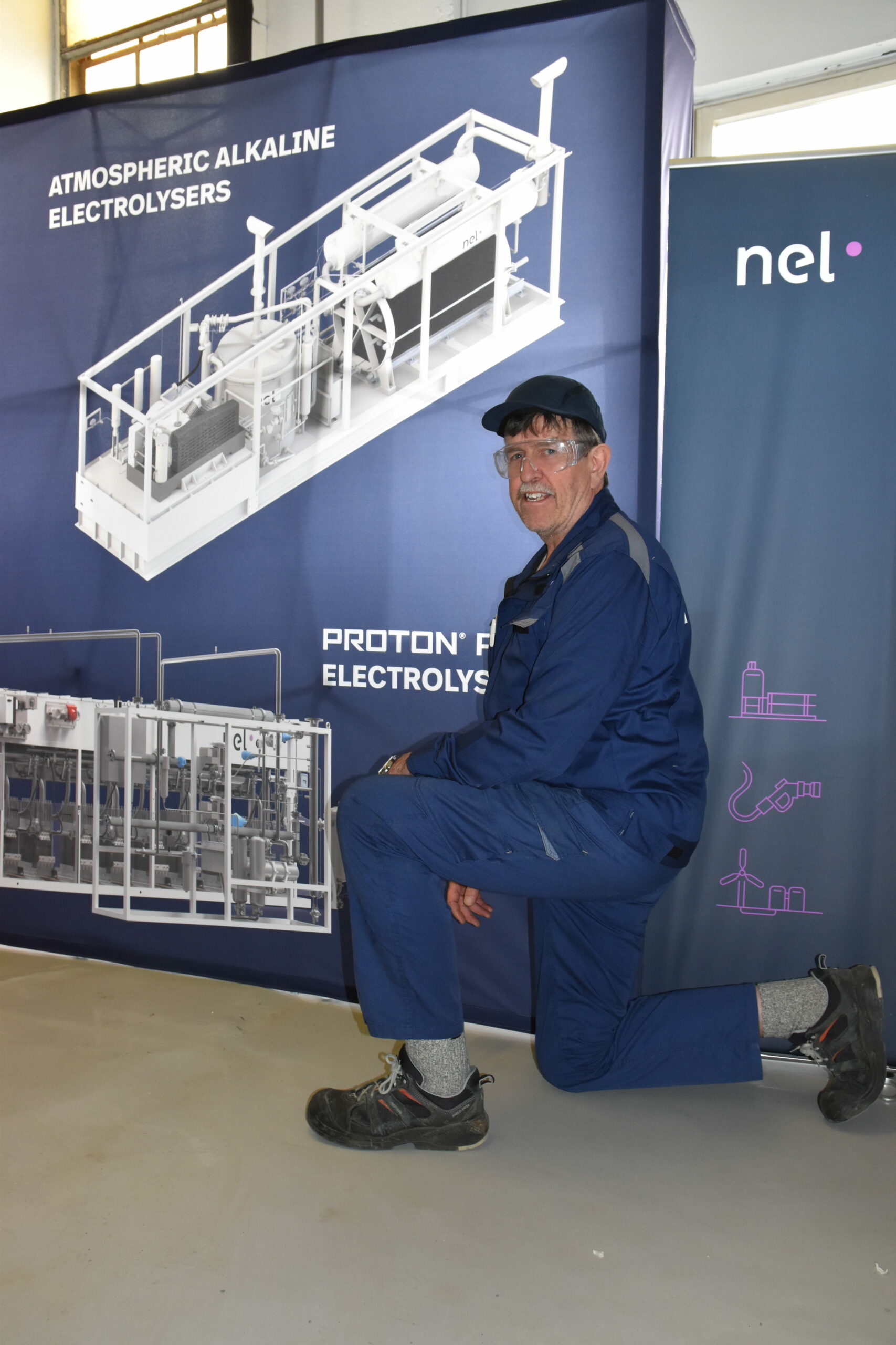 Elektroder settes sammen til elektrolysører. En elektrolysør lager gass, ved å splitte vann til hydrogen og oksygen under tilføring av elektrisk energi.