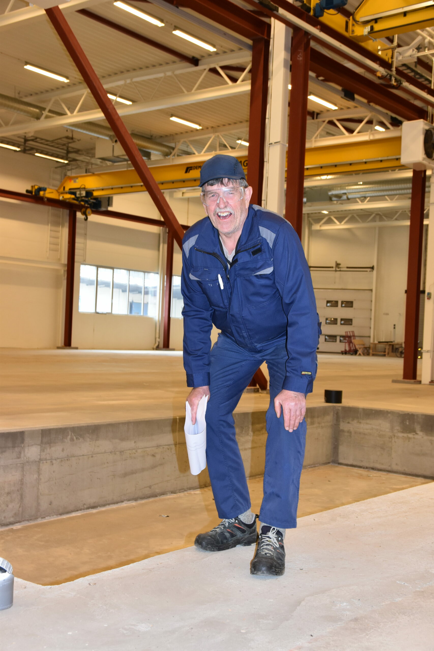 Trond Nordli, tillitsvalgt i Industri Energi NEL inne i den nye fabrikken, hvor 15 roboter vil utgjøre produksjonslinjen.