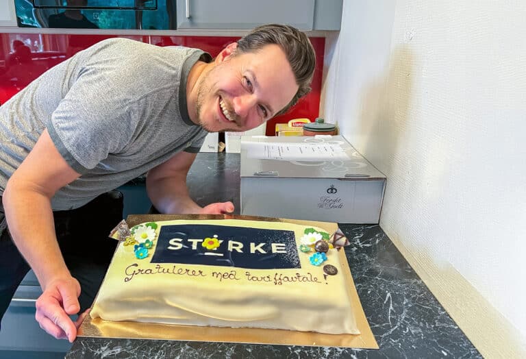 Tariffavtale feires med kake hos Faginnredning AS