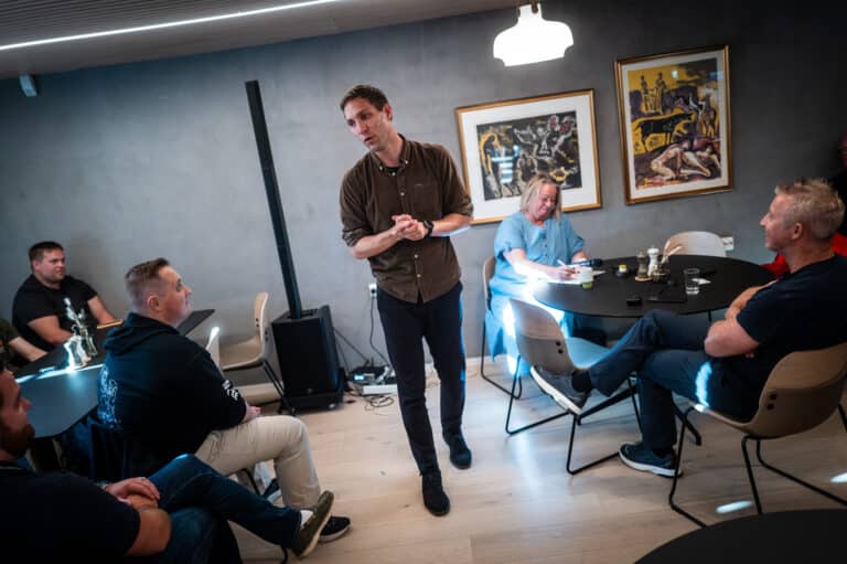 Pølser og pekefinger: Klimaminister og styrkemedlem Bjelland Eriksen vil ha mer olje