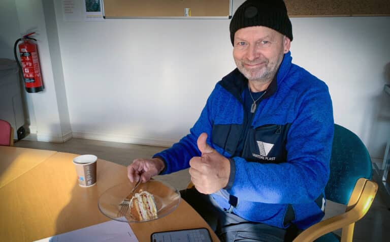 Tariffavtale feiret med kake på Vartdal Plast Spydeberg