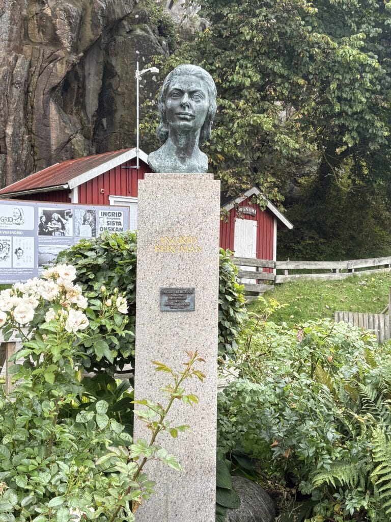 Minnemerke etter Ingrid Bergman i Fjällbacka. Foto: Elisabeth M. Mogård.