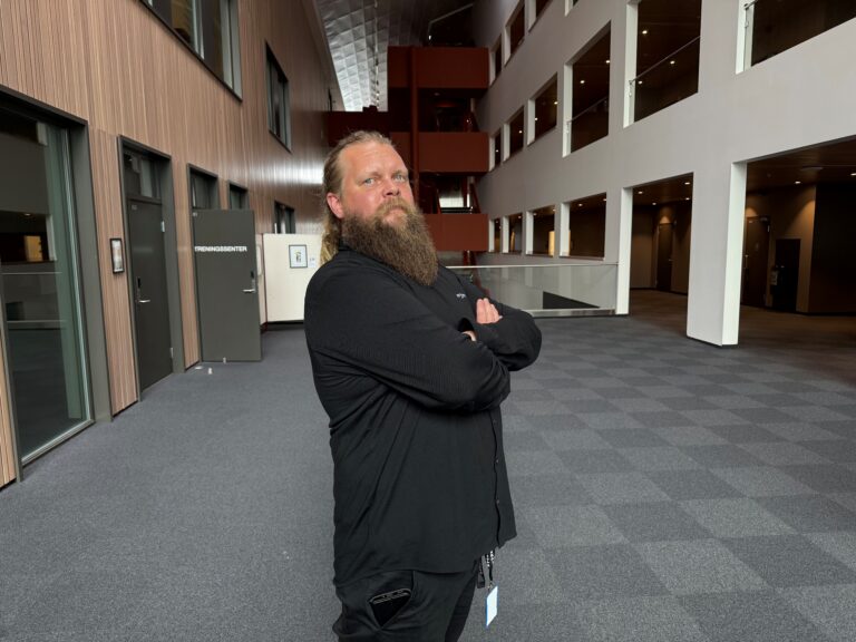 Glen er på plass på kontoret på fulltid